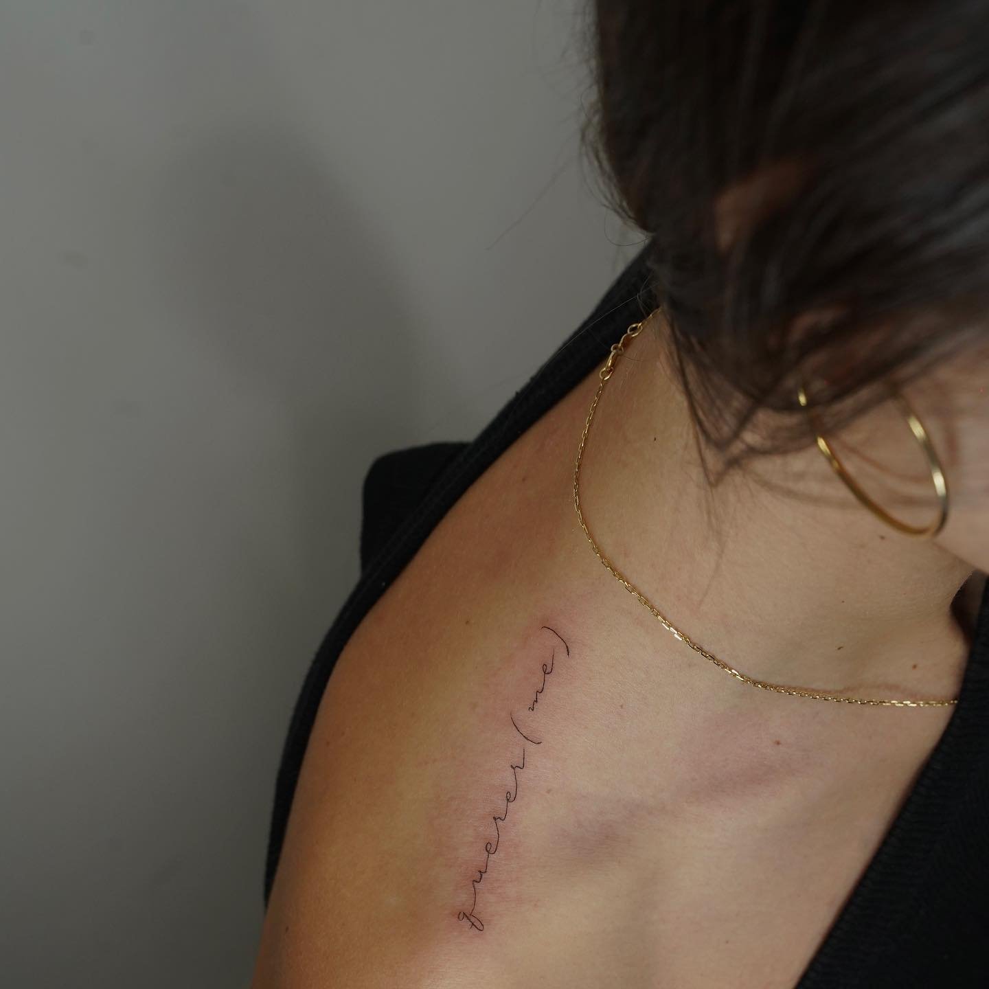 Tatuaje de frase en hombro, línea fina Sinkply Madrid