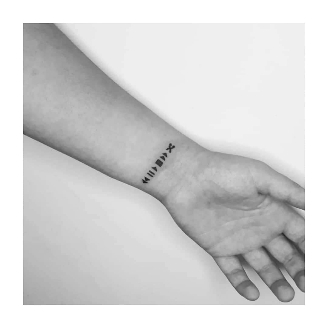 Tatuaje de frase en mano, línea fina Sinkply Madrid