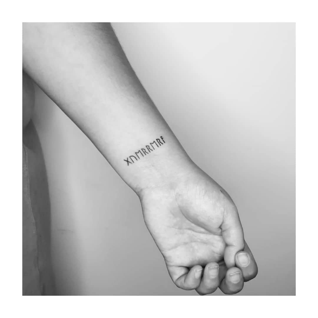 Tatuaje de frase en mano, línea fina Sinkply Madrid