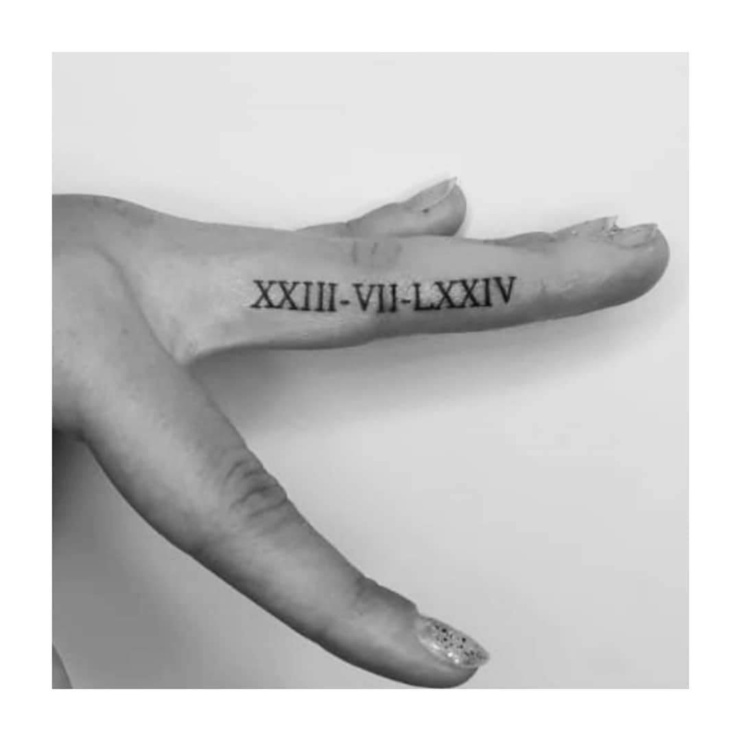 Tatuaje de frase en mano, línea fina Sinkply Madrid
