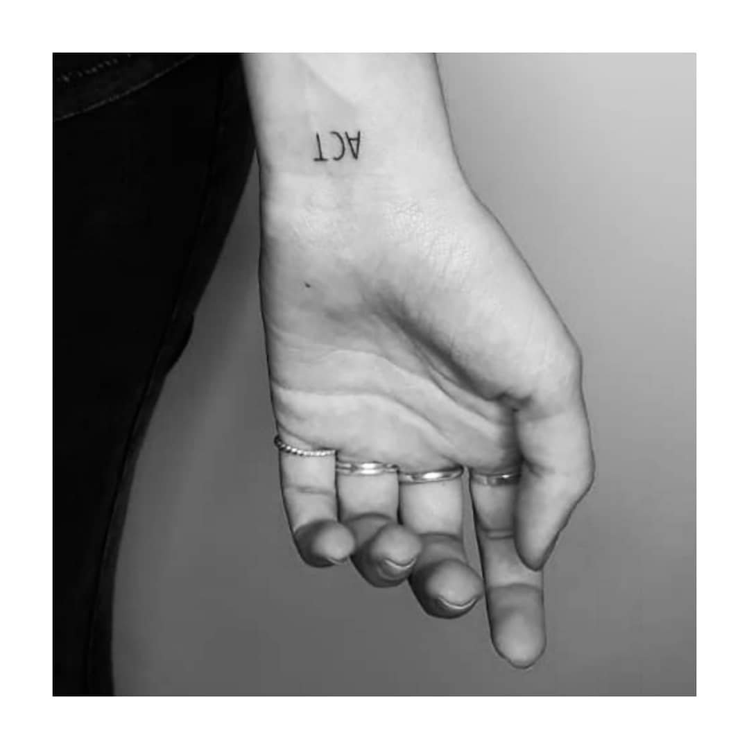 Tatuaje de frase en mano, línea fina Sinkply Madrid