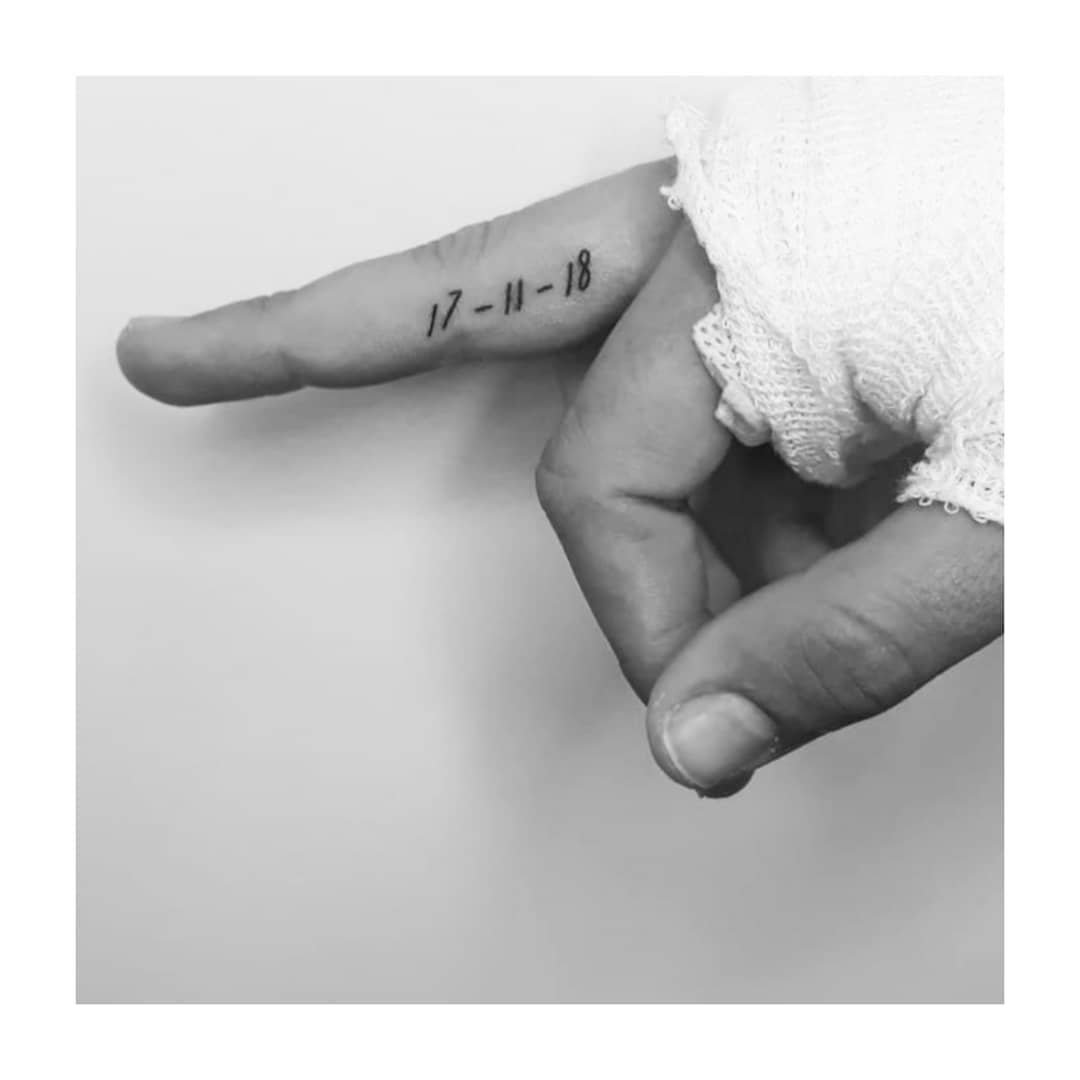 Tatuaje de frase en mano, línea fina Sinkply Madrid