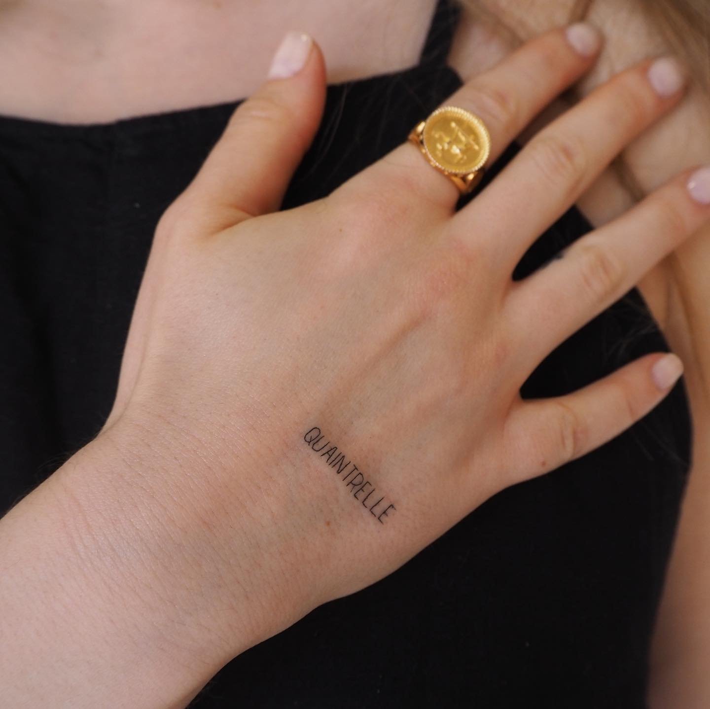 Tatuaje de frase en mano, línea fina Sinkply Madrid