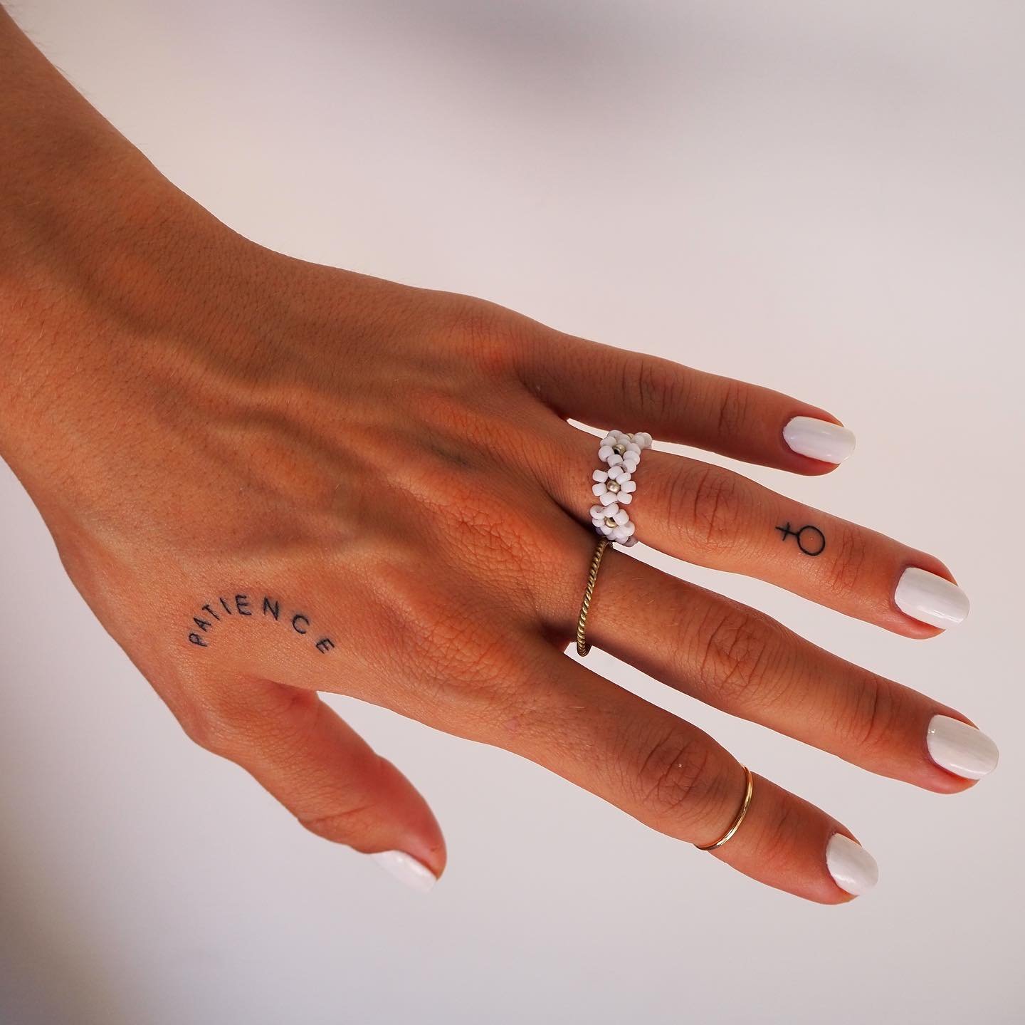 Tatuaje de frase en mano, línea fina Sinkply Madrid
