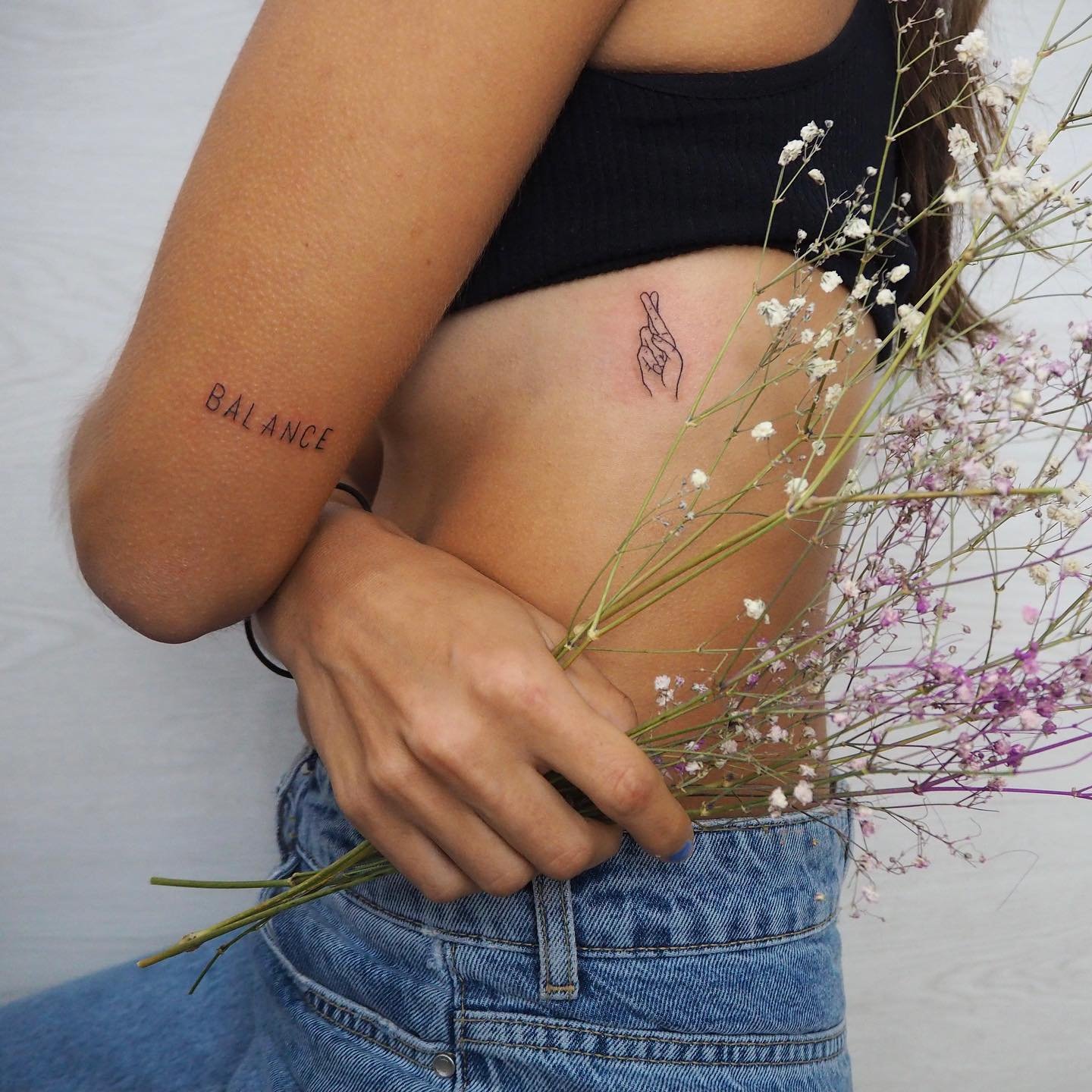 Tatuaje de frase en mano, línea fina Sinkply Madrid