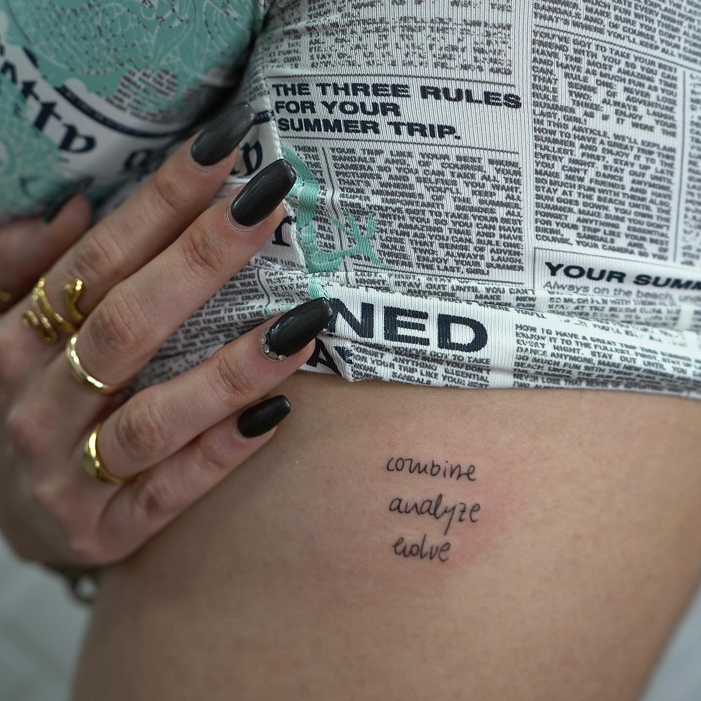 Tatuaje de frase en mano, línea fina Sinkply Madrid