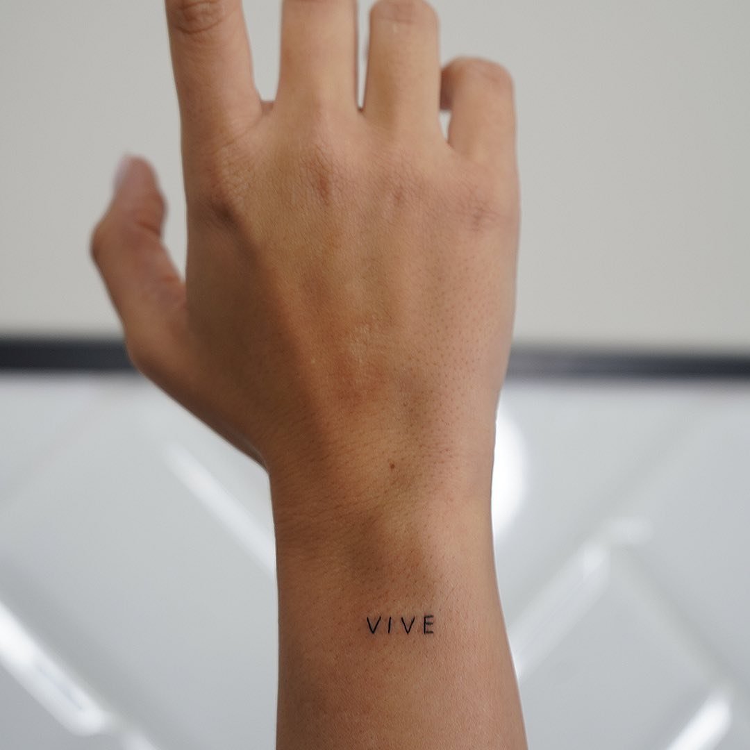 Tatuaje de frase en mano, línea fina Sinkply Madrid