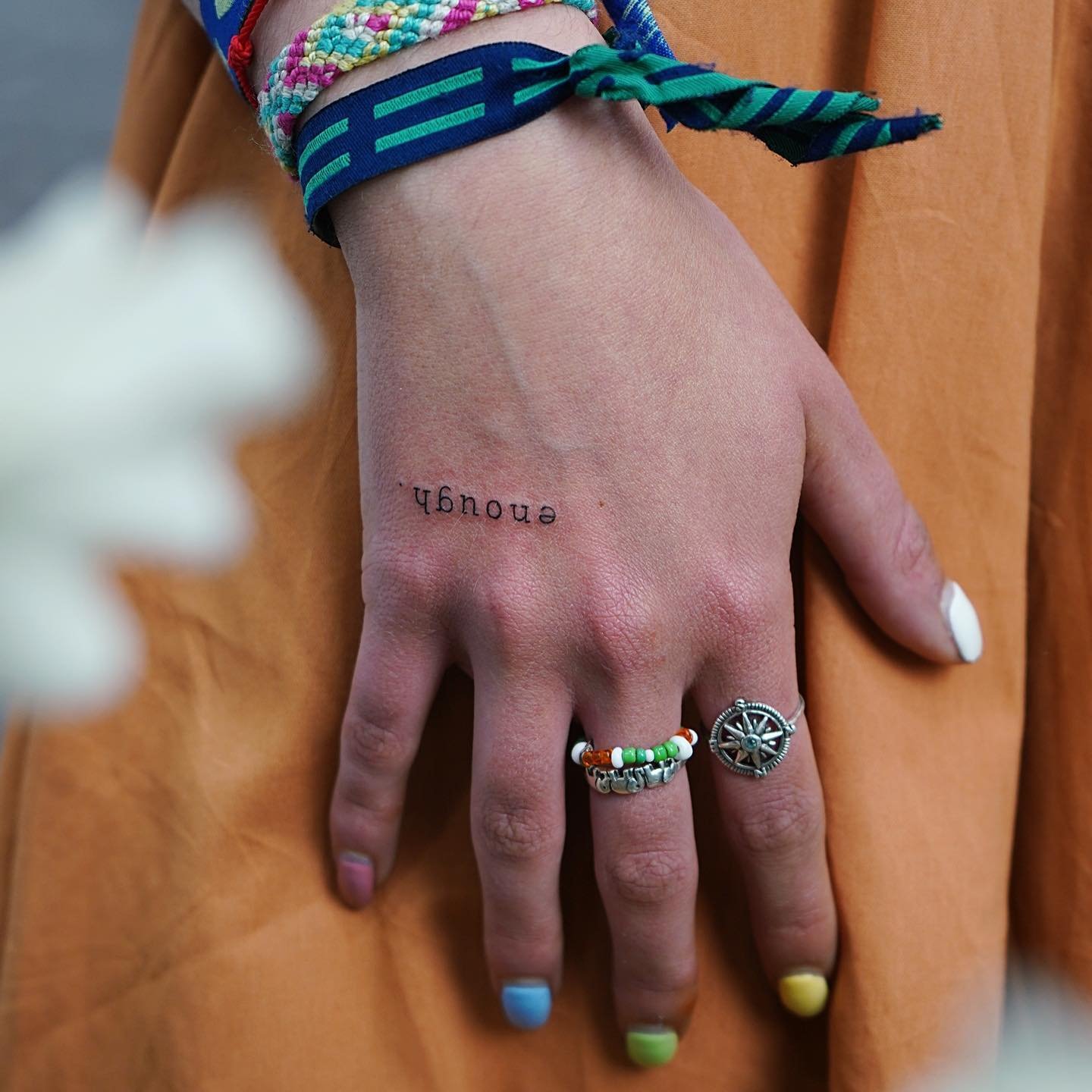 Tatuaje de frase en mano, línea fina Sinkply Madrid