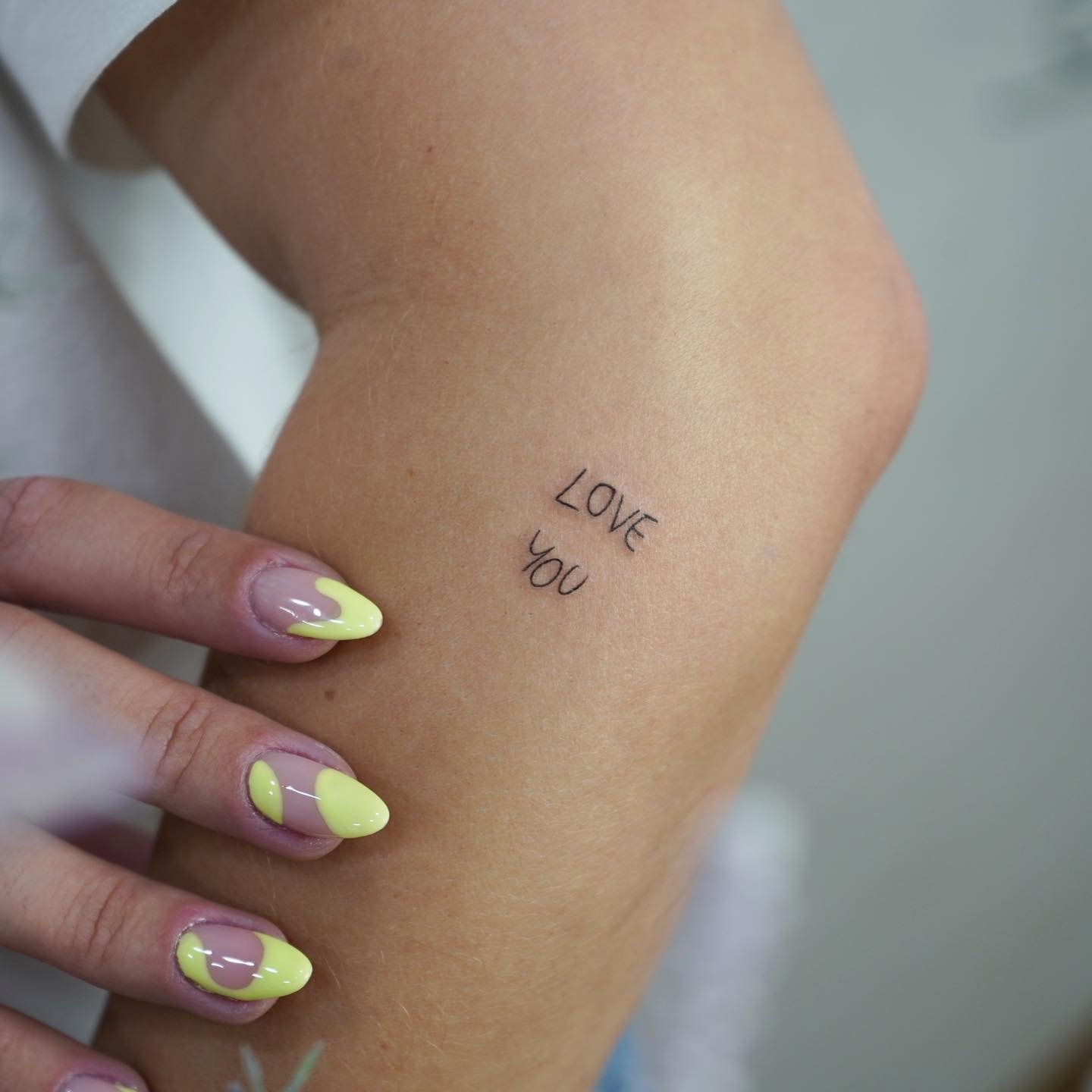 Tatuaje de frase en mano, línea fina Sinkply Studio
