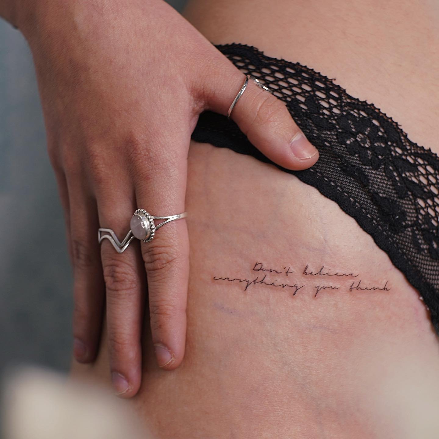 Tatuaje de frase en mano, línea fina Sinkply Madrid