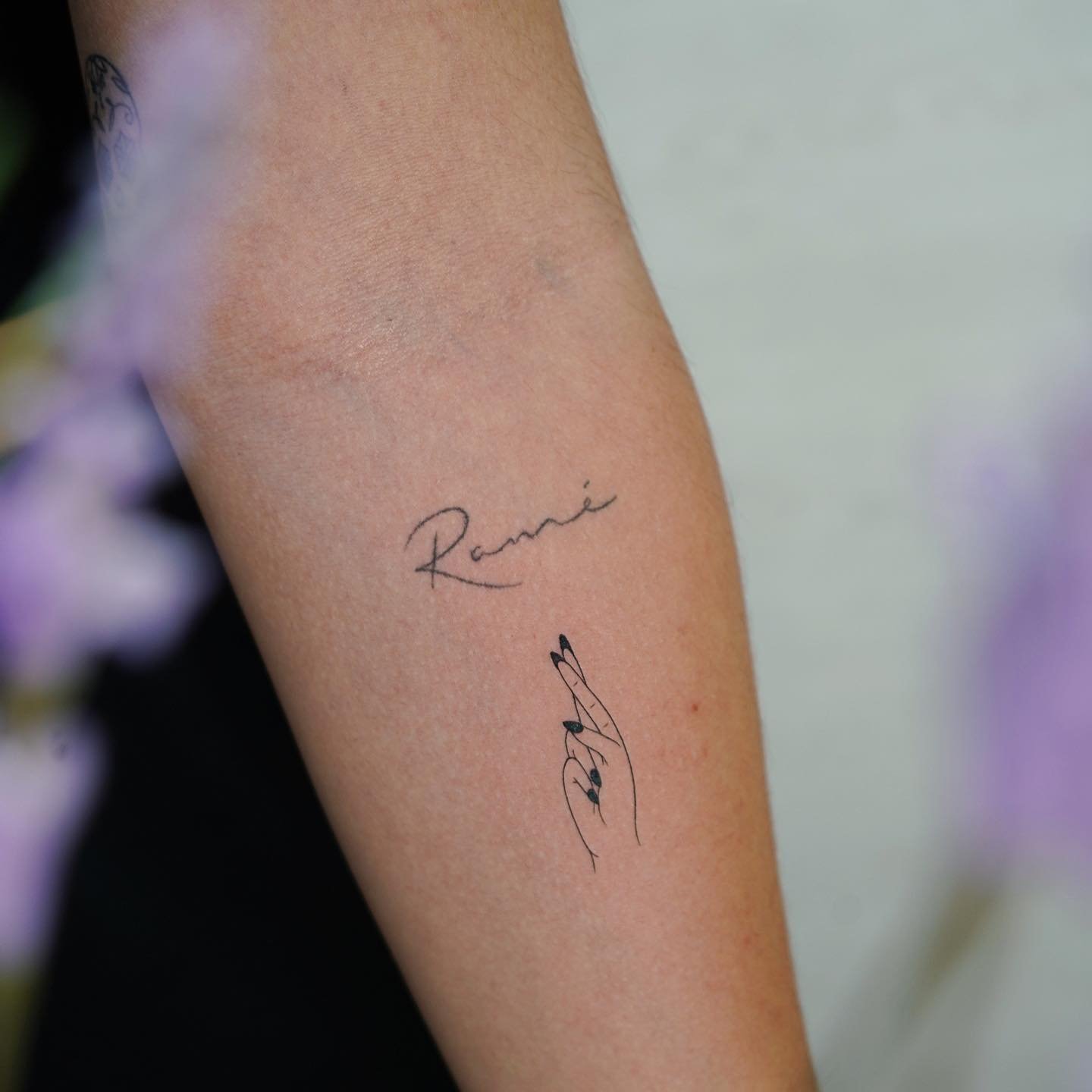Tatuaje de frase en mano, línea fina Sinkply Madrid