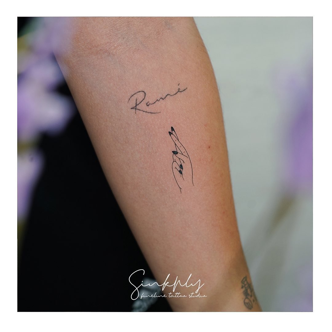 Tatuaje de frase en mano, línea fina Sinkply Madrid