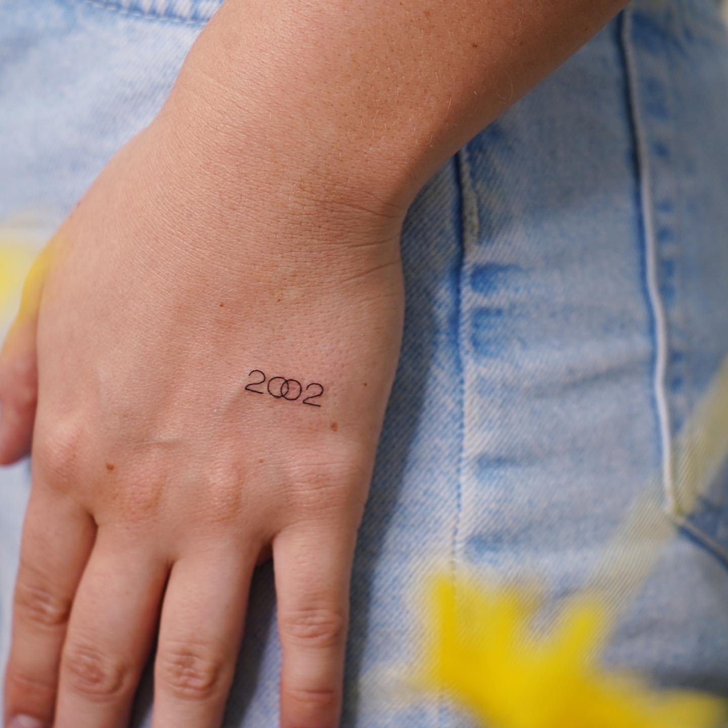 Tatuaje de frase en mano, línea fina Sinkply Madrid
