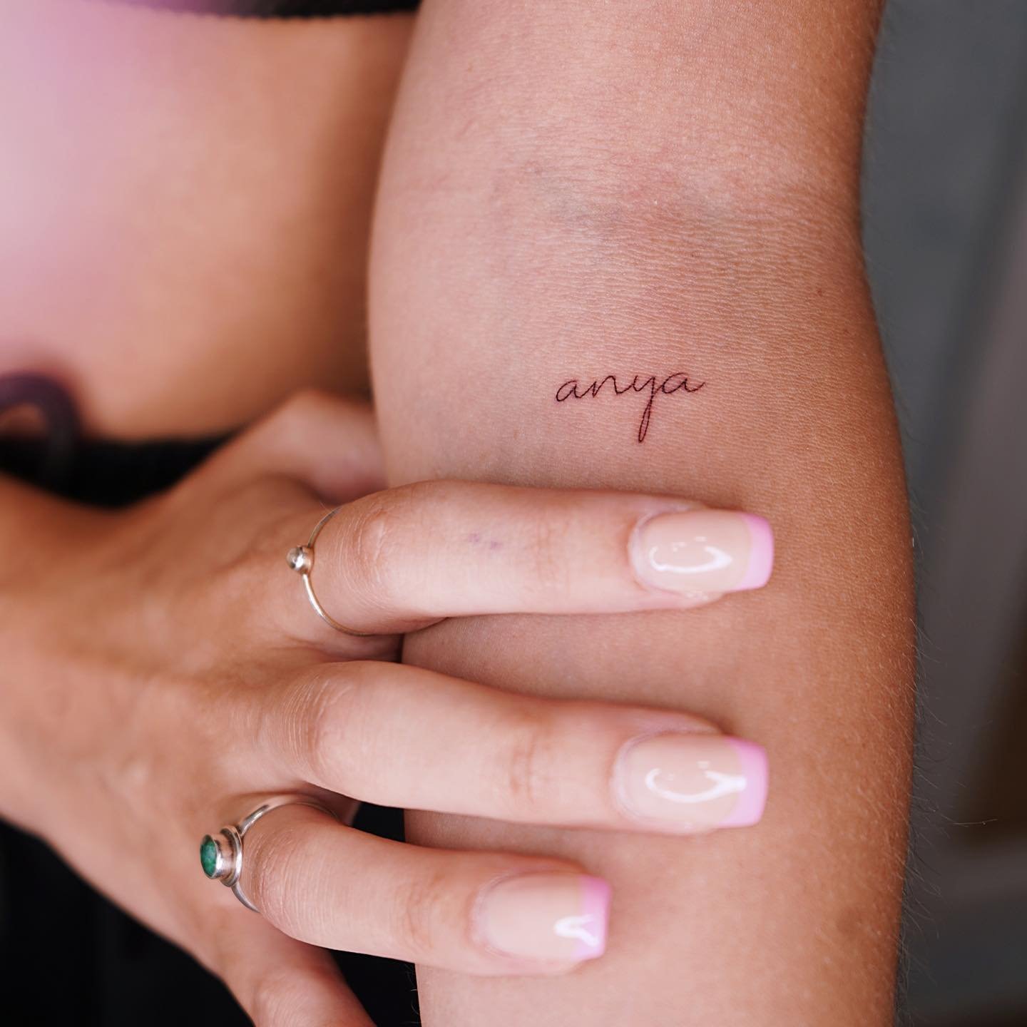 Tatuaje de frase en mano, línea fina Sinkply Madrid