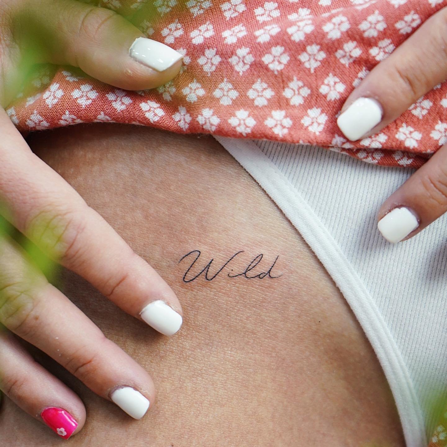 Tatuaje de frase en mano, línea fina Sinkply Madrid