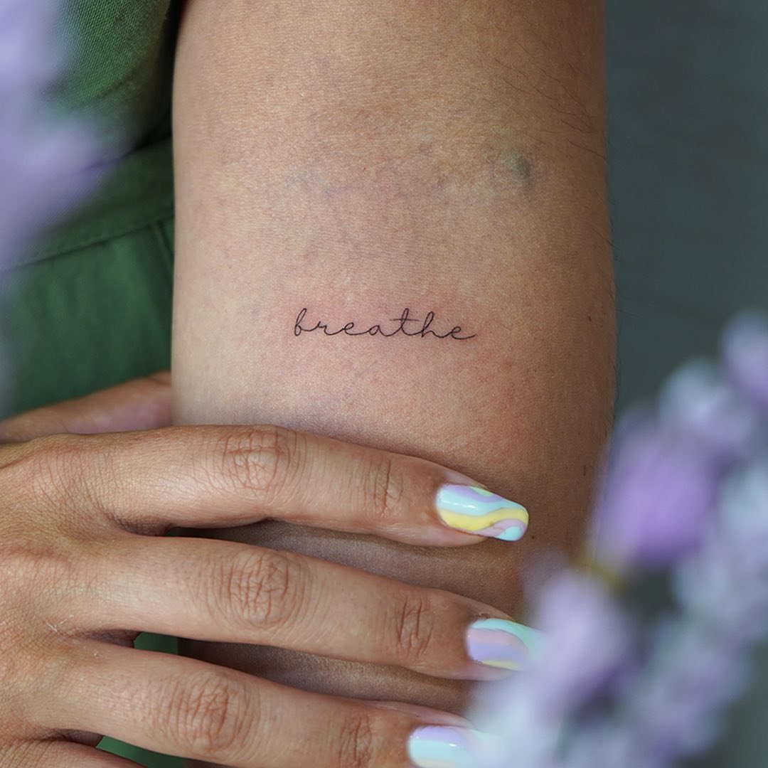 Tatuaje de frase en mano, línea fina Sinkply Madrid