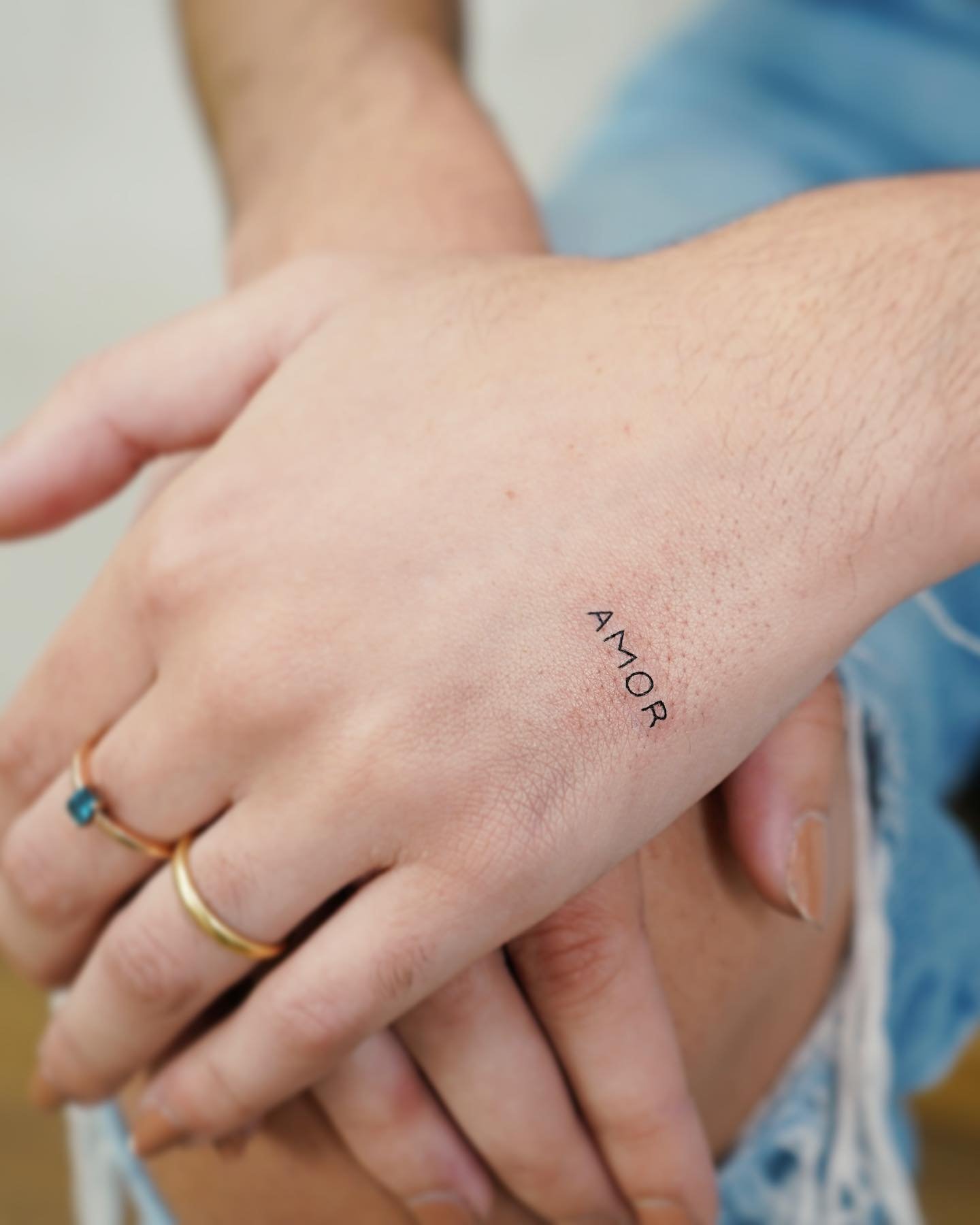 Tatuaje de frase en mano, línea fina Sinkply Madrid