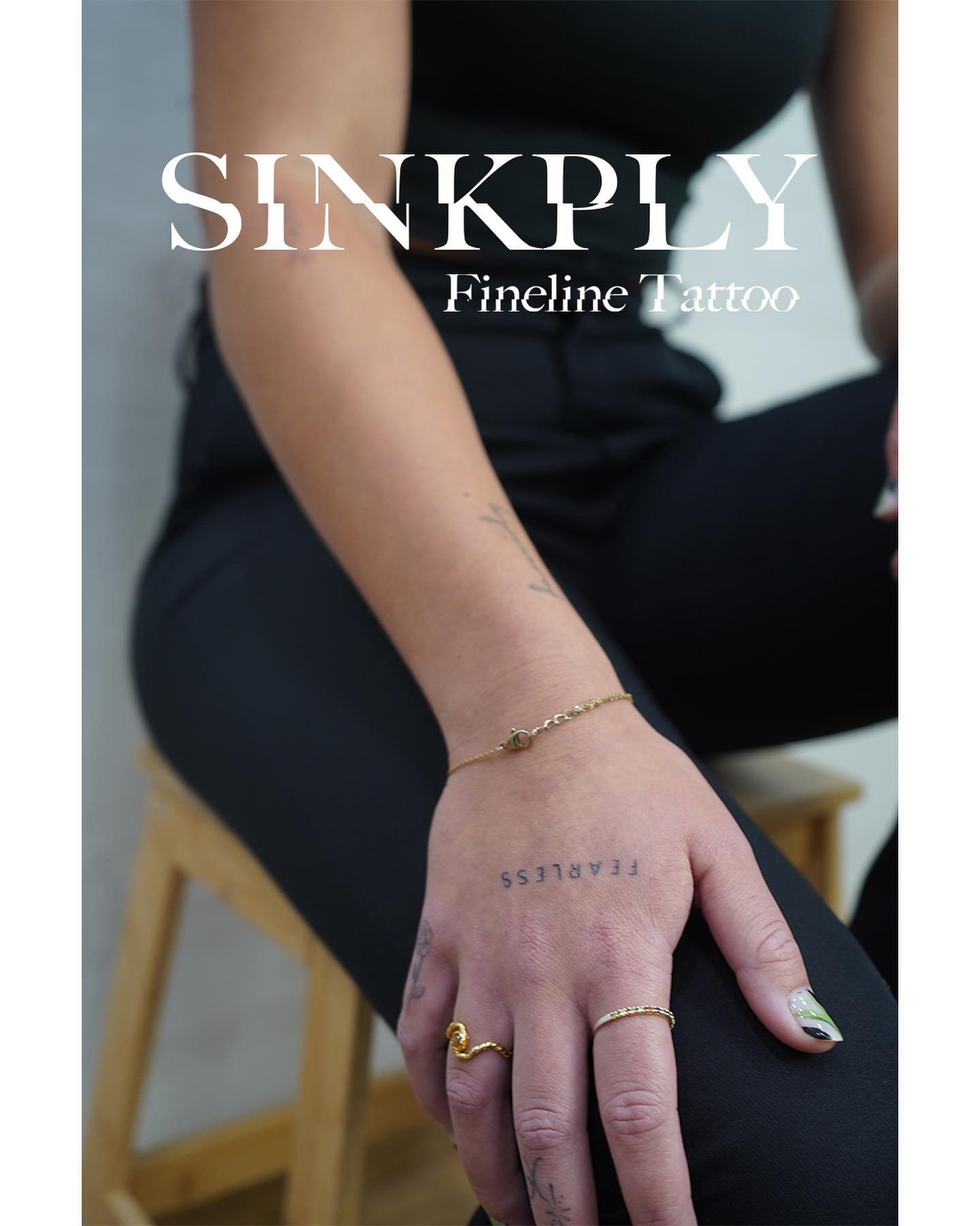 Tatuaje de frase en mano, línea fina Sinkply Madrid