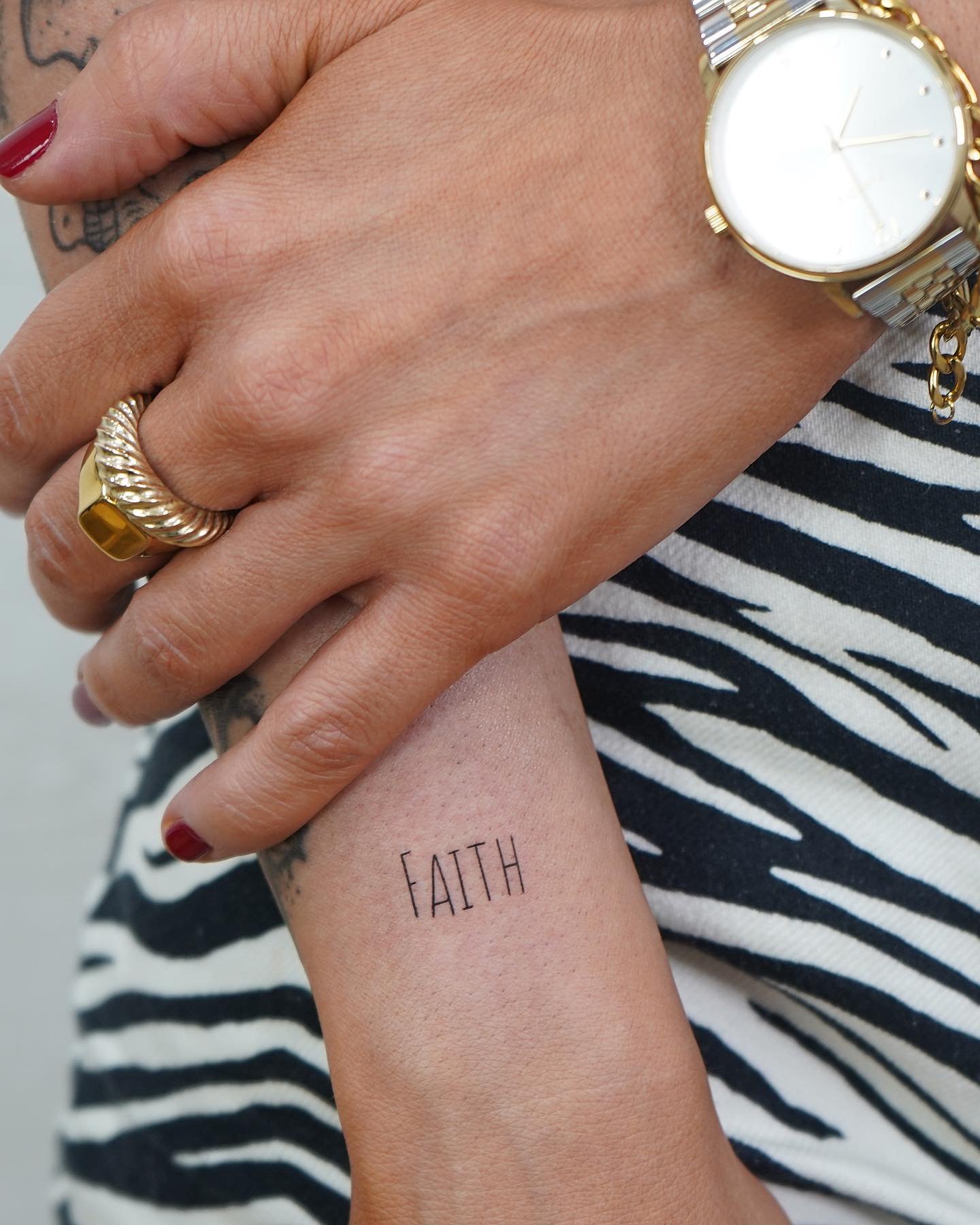 Tatuaje de frase en mano, línea fina Sinkply Madrid
