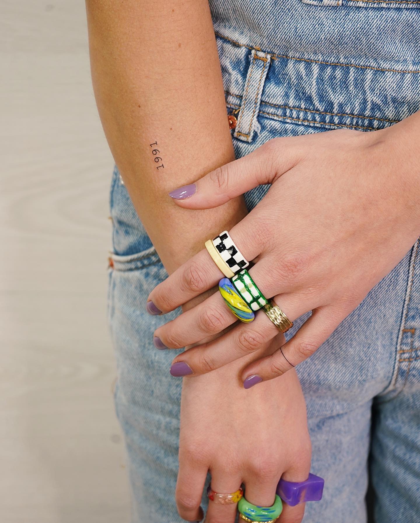 Tatuaje de frase en mano, línea fina Sinkply Madrid