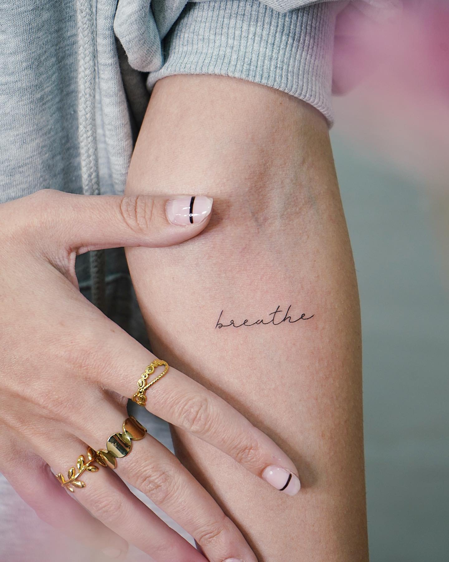 Tatuaje de frase en mano, línea fina Sinkply Madrid