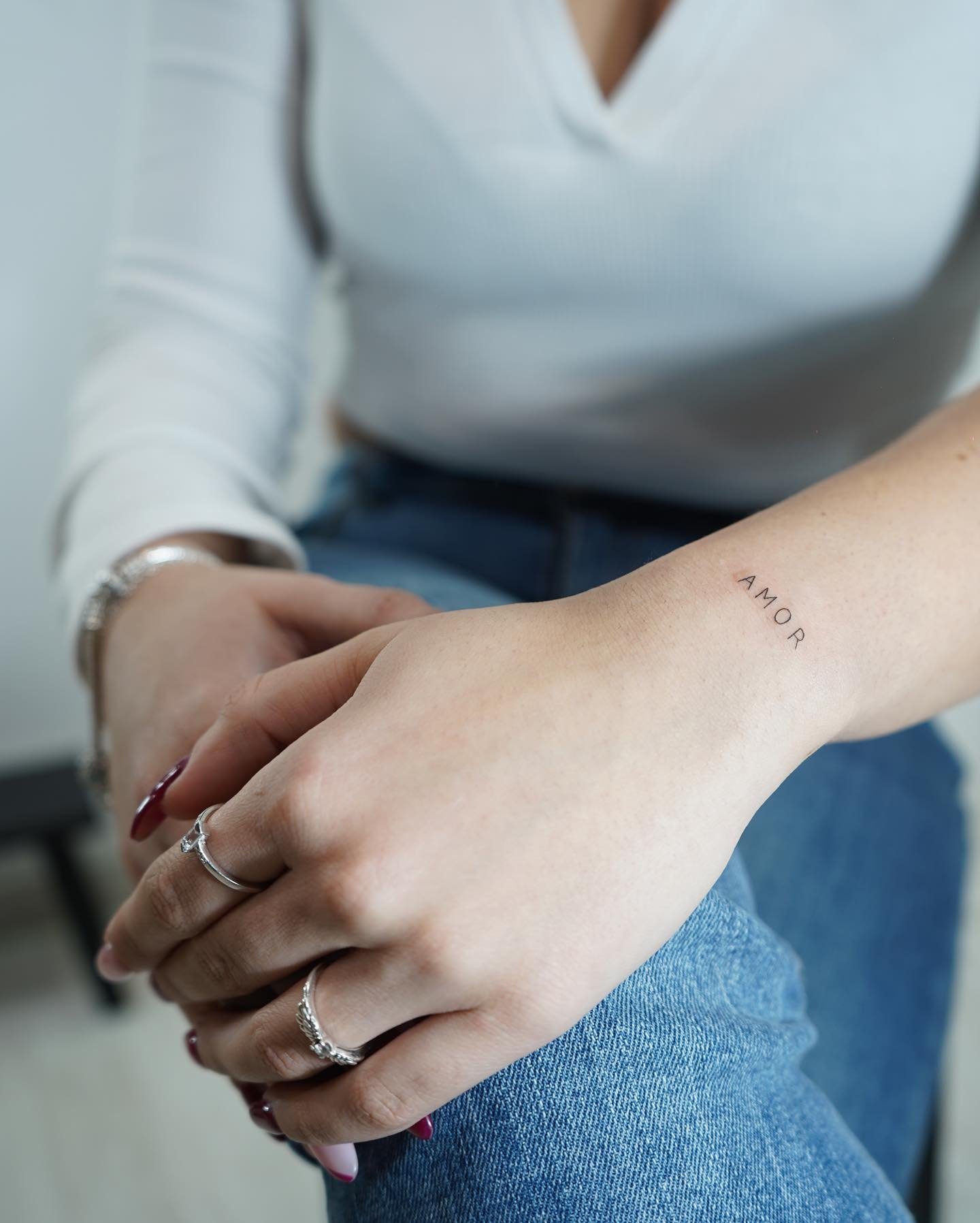 Tatuaje de frase en mano, línea fina Sinkply Madrid