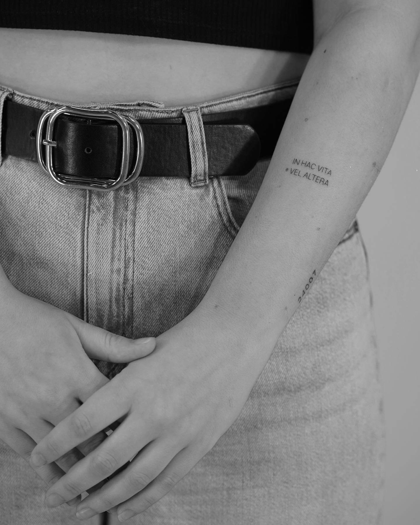 Tatuaje de frase en mano, línea fina Sinkply Madrid