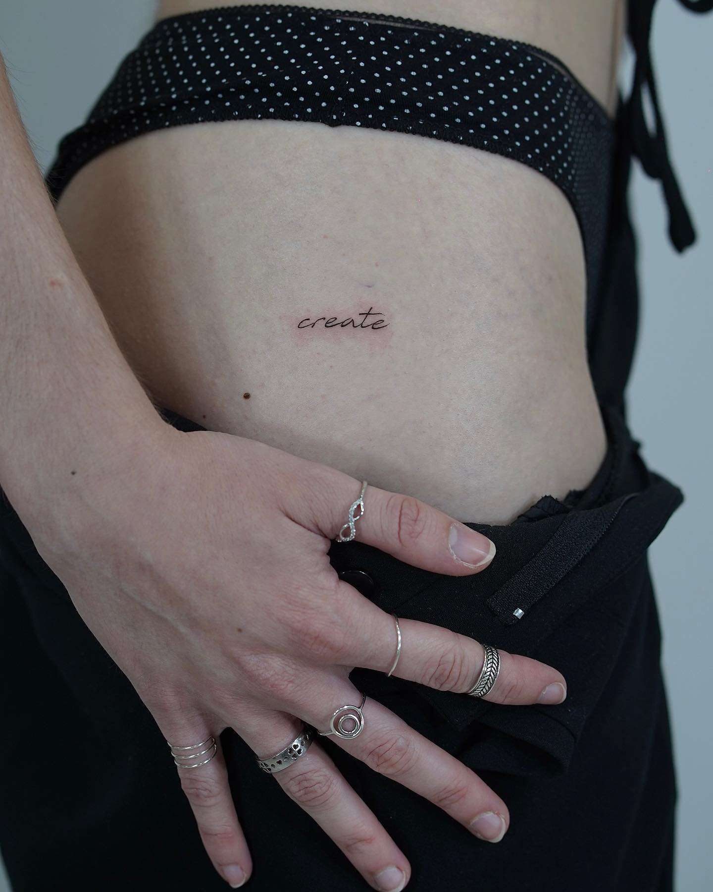 Tatuaje de frase en mano, línea fina Sinkply Madrid