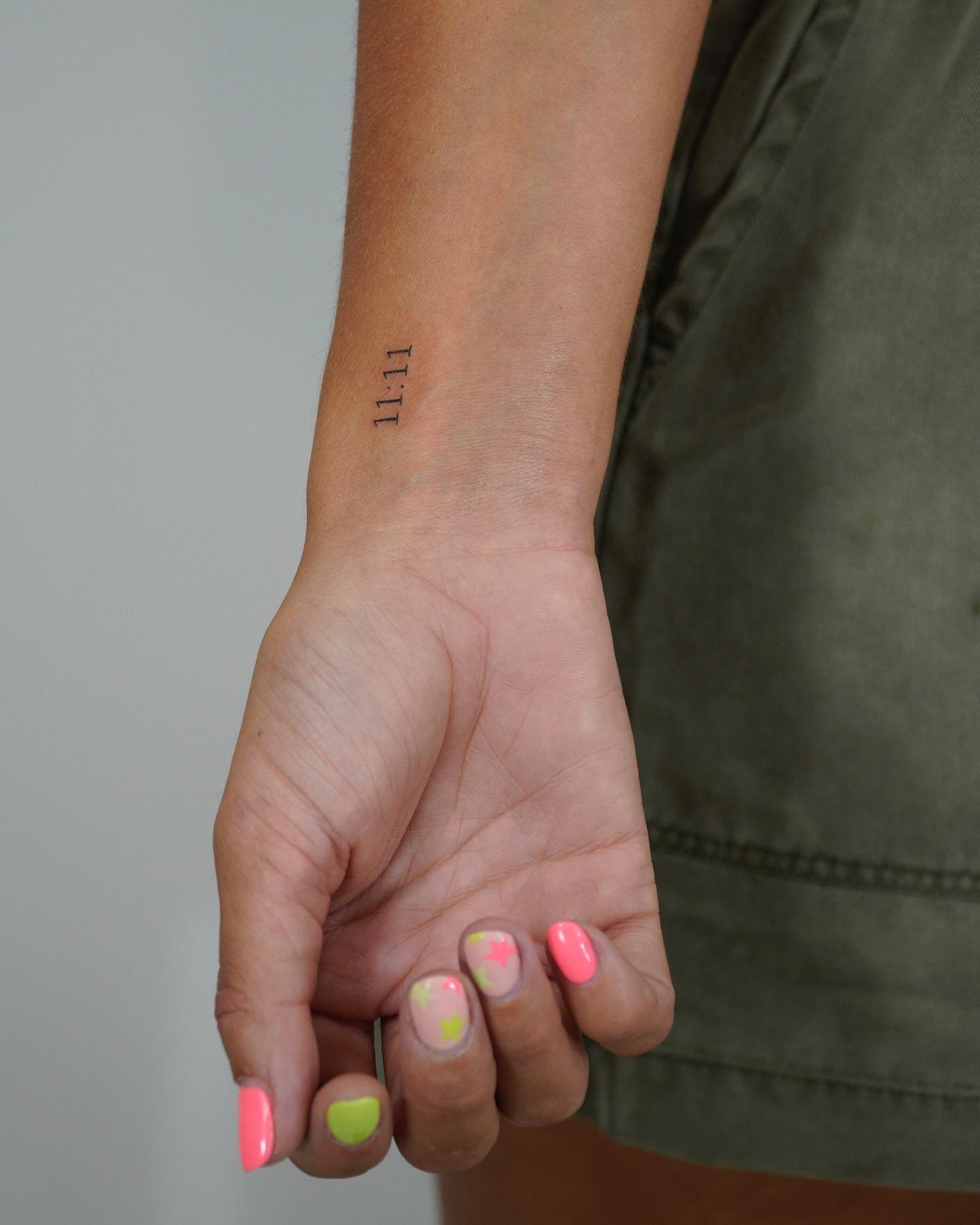 Tatuaje de frase en mano, línea fina Sinkply Madrid
