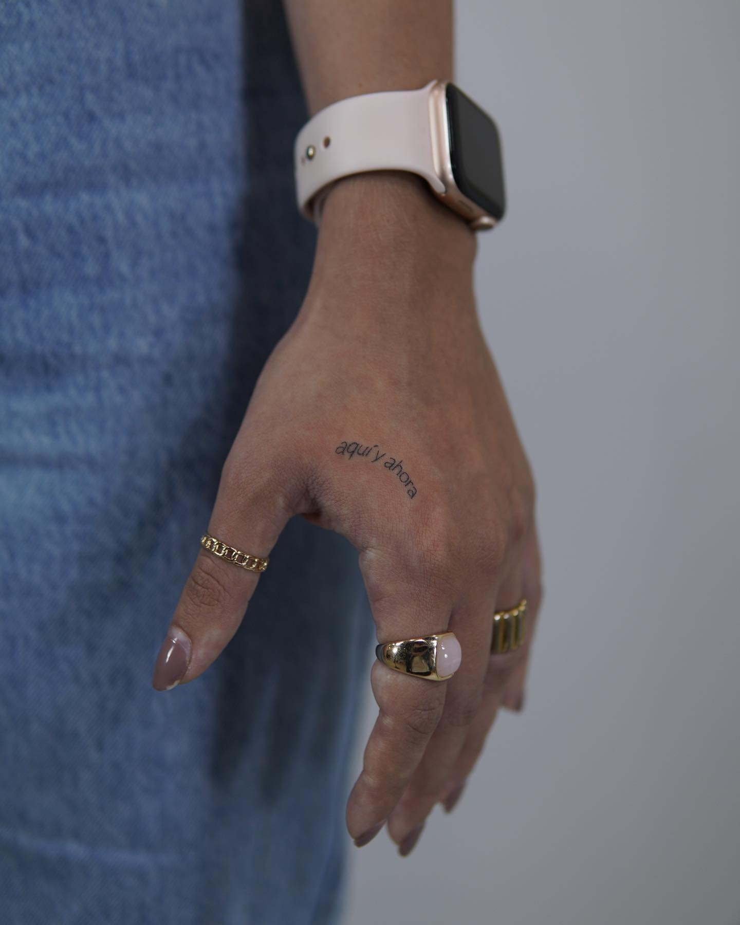 Tatuaje de frase en mano, línea fina Sinkply Madrid