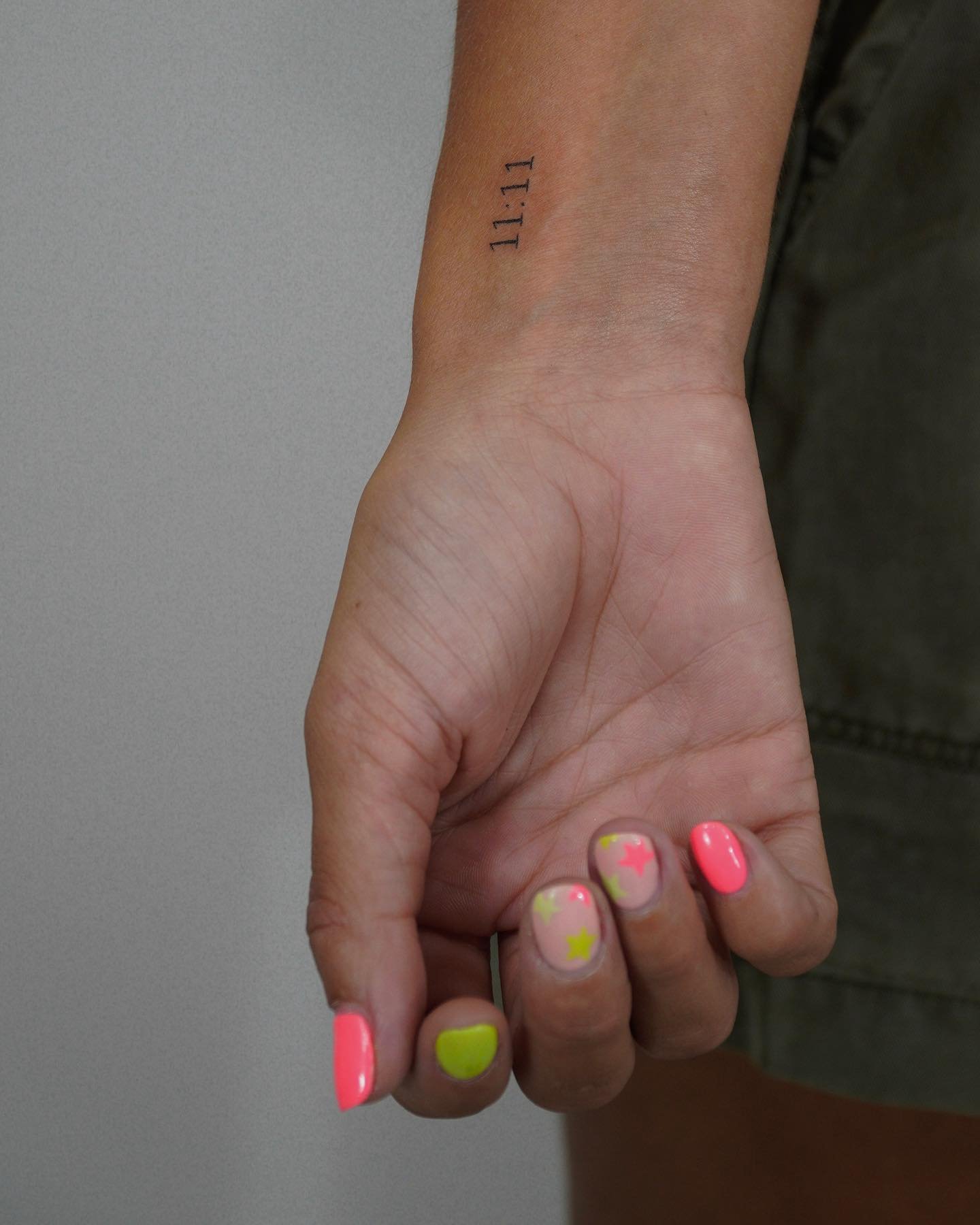Tatuaje de frase en mano, línea fina Sinkply Madrid