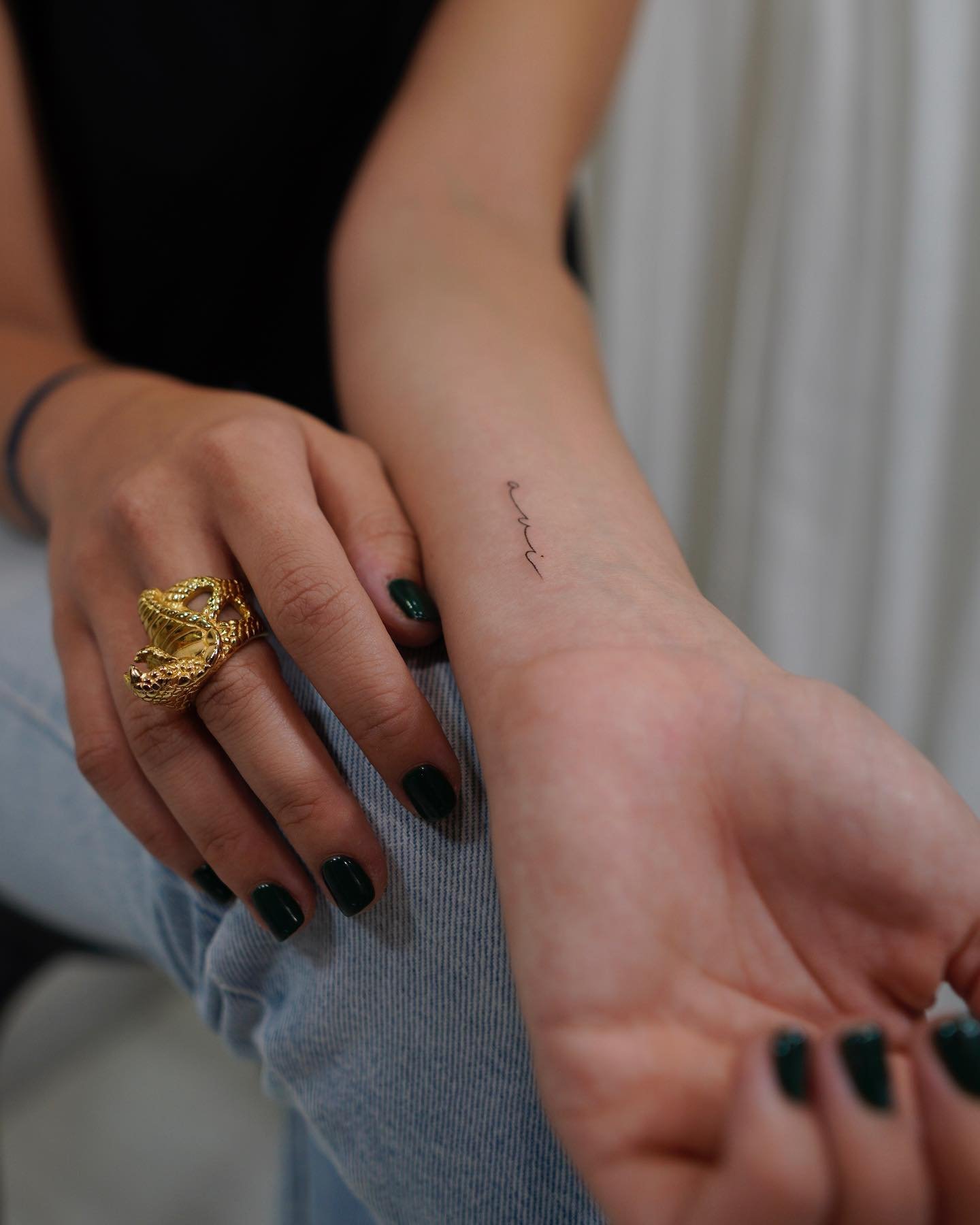 Tatuaje de frase en mano, línea fina Sinkply Madrid
