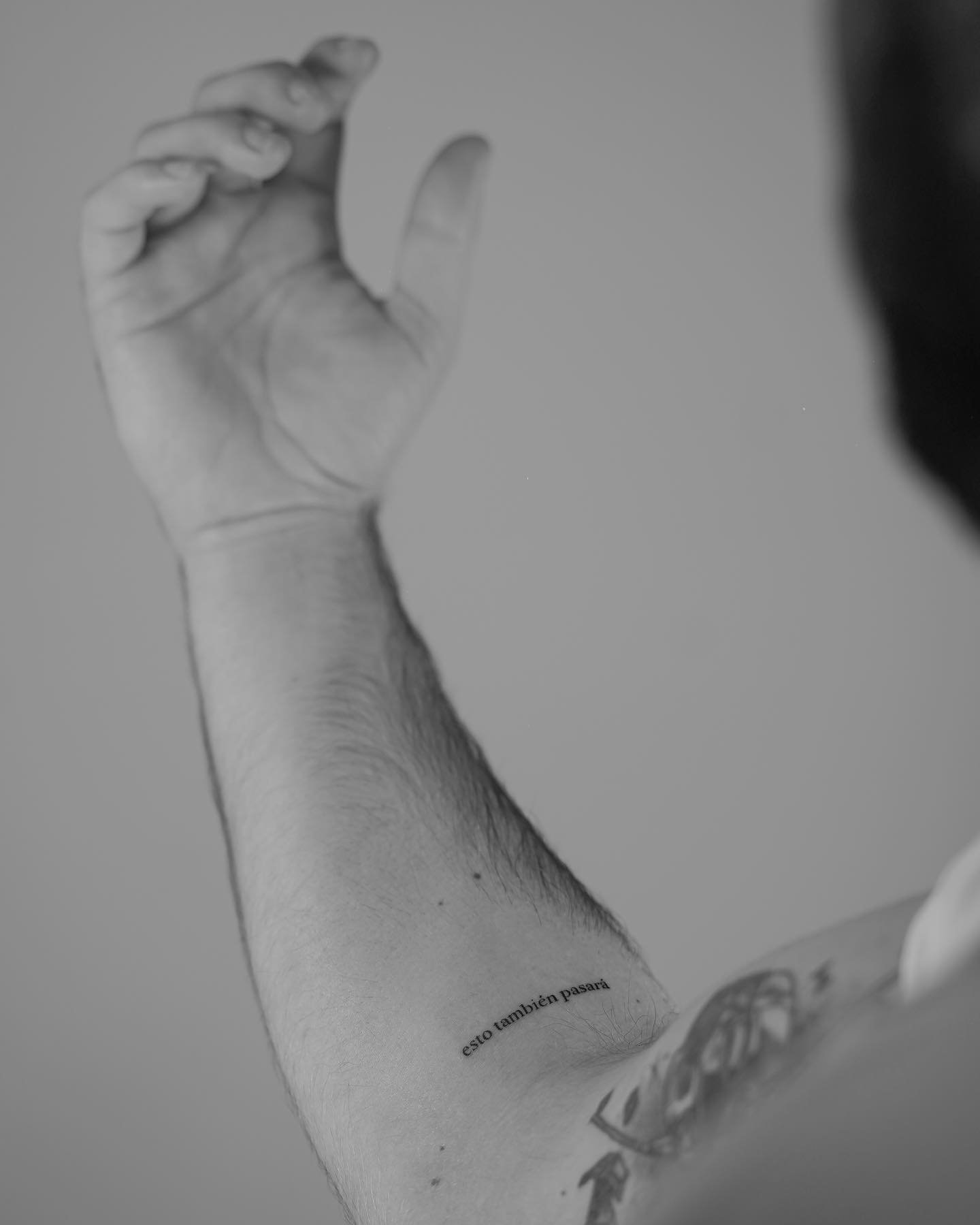 Tatuaje de frase en mano, línea fina Sinkply Madrid