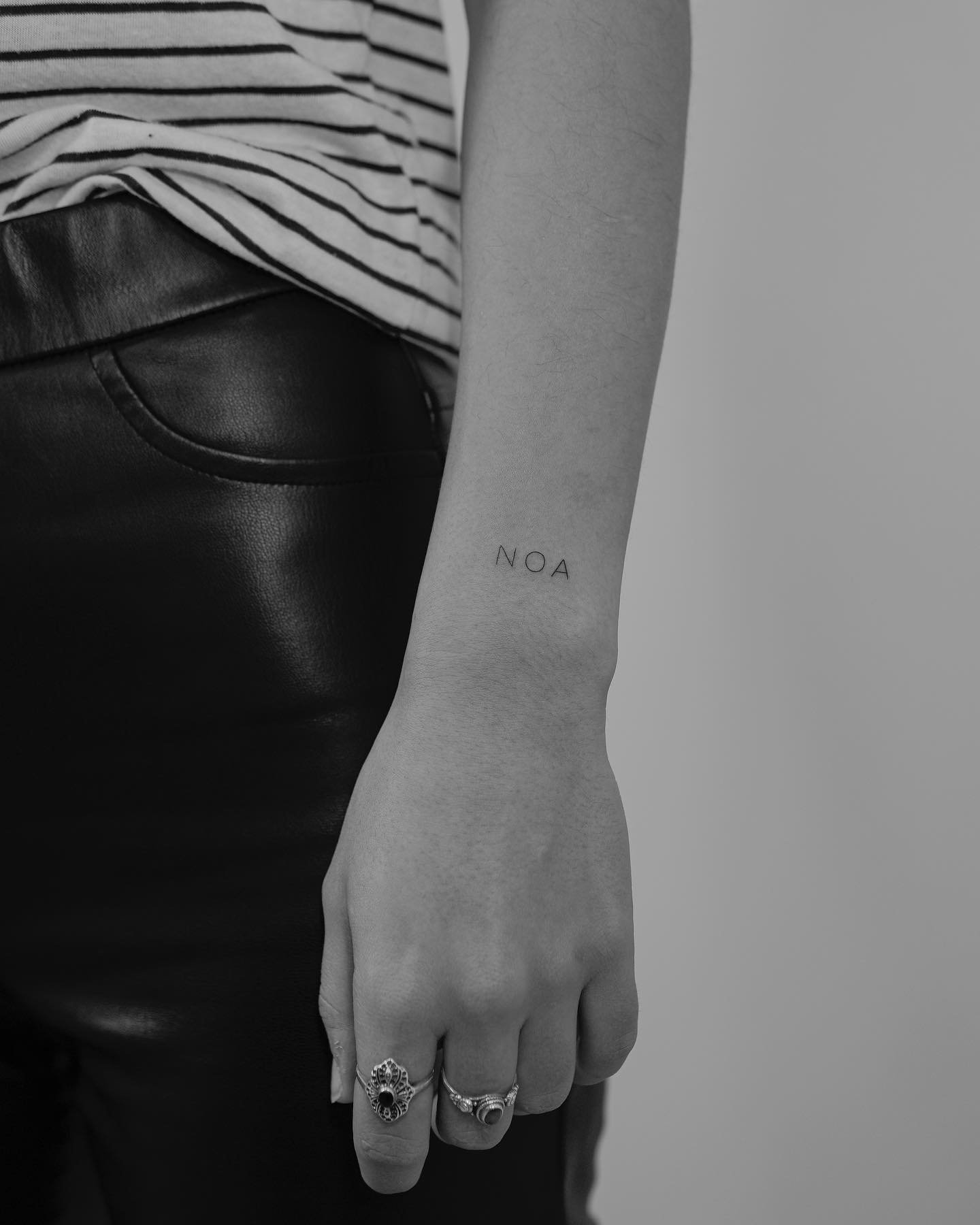 Tatuaje de frase en mano, línea fina Sinkply Madrid