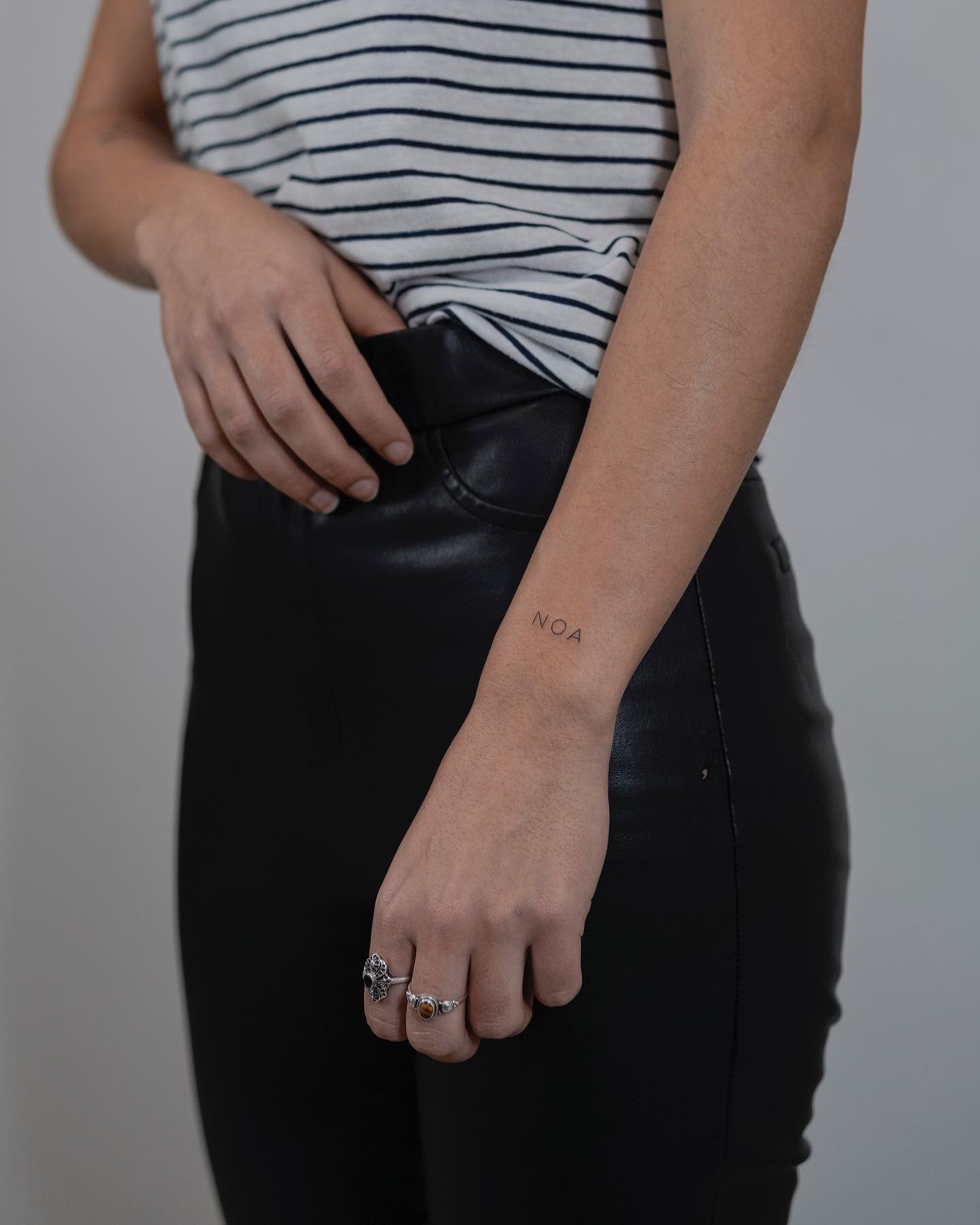 Tatuaje de frase en mano, línea fina Sinkply Madrid