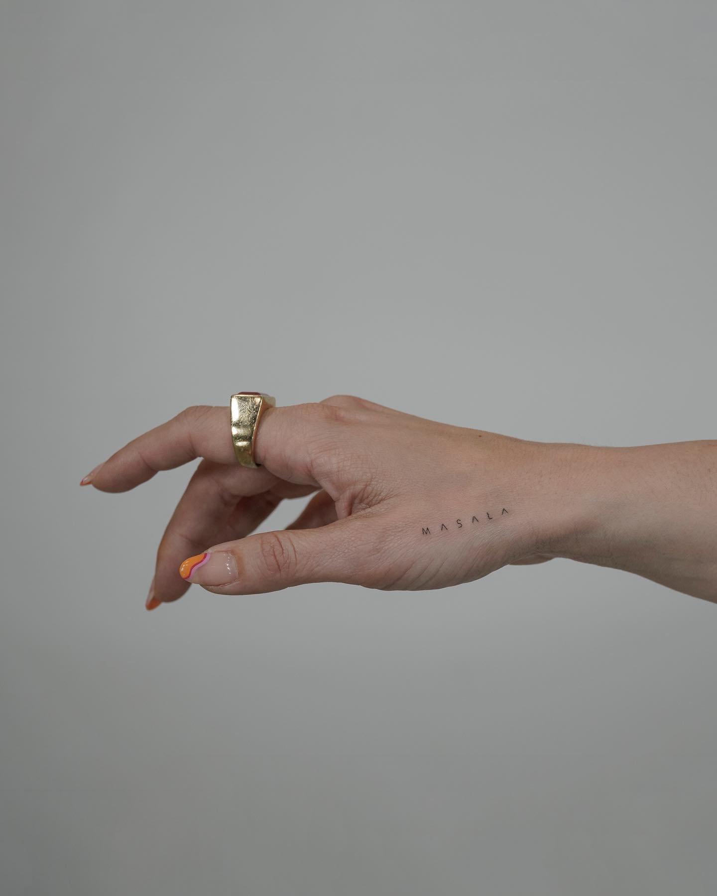 Tatuaje de frase en mano, línea fina Sinkply Madrid