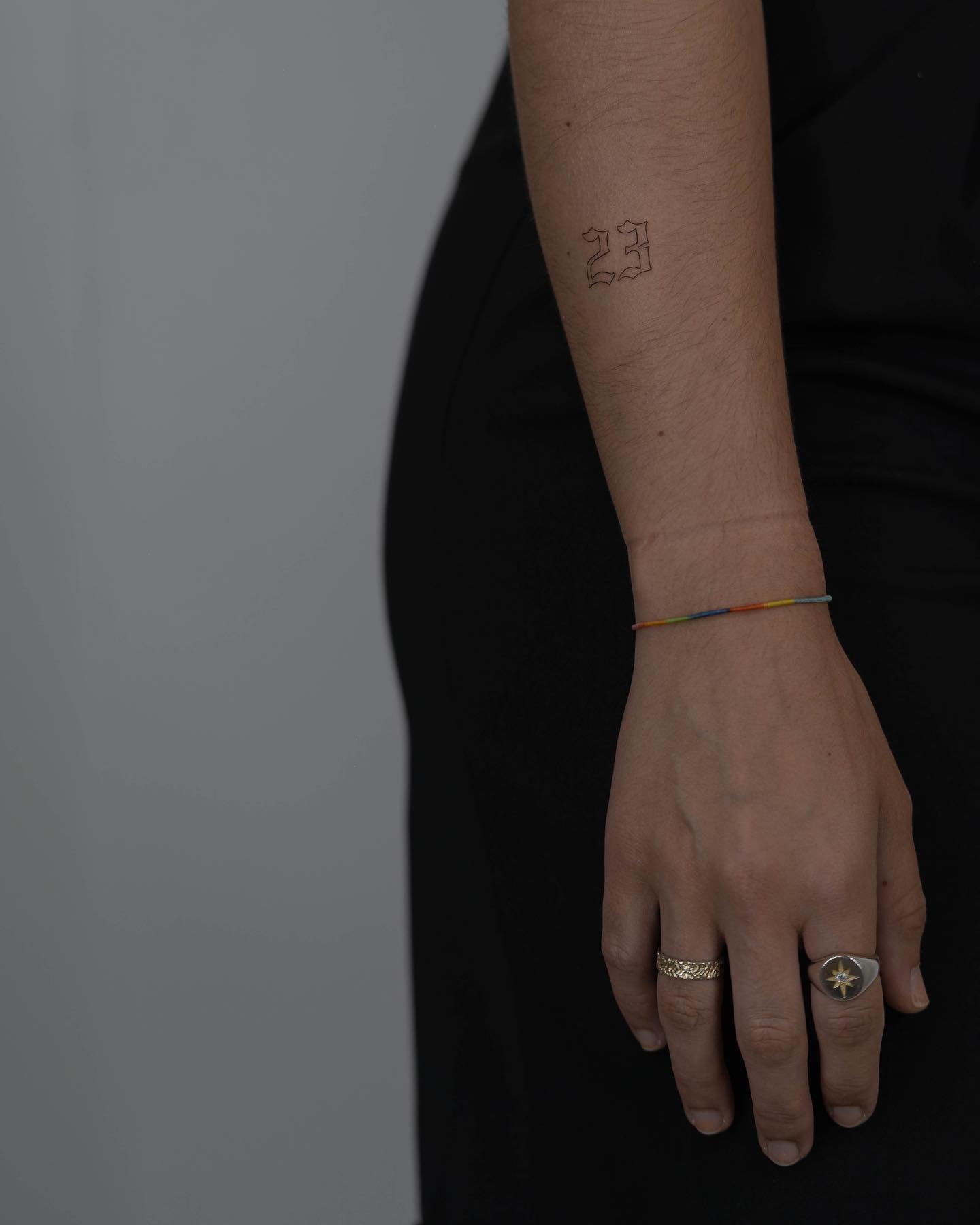 Tatuaje de frase en mano, línea fina Sinkply Madrid