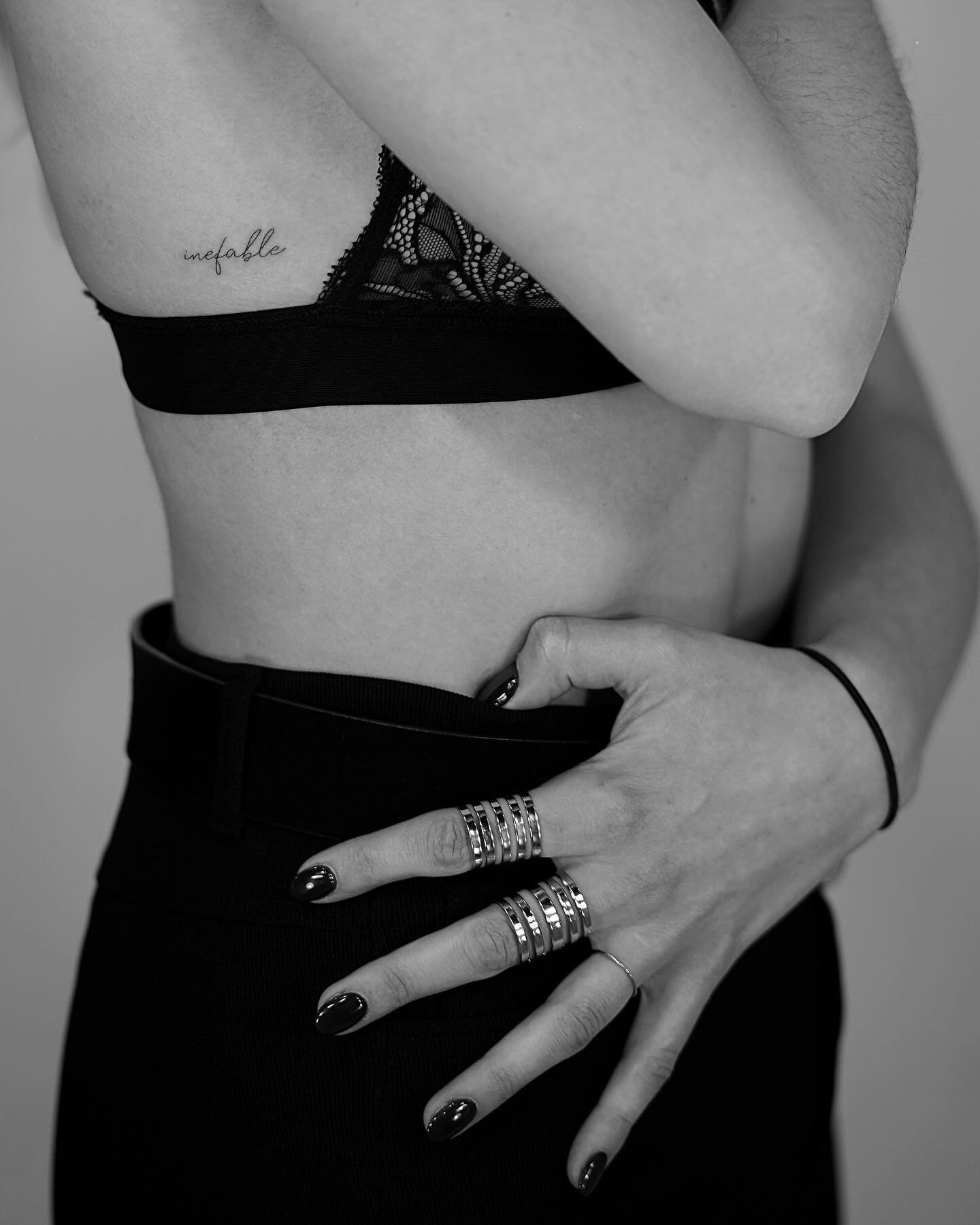 Tatuaje de frase en mano, línea fina Sinkply Madrid