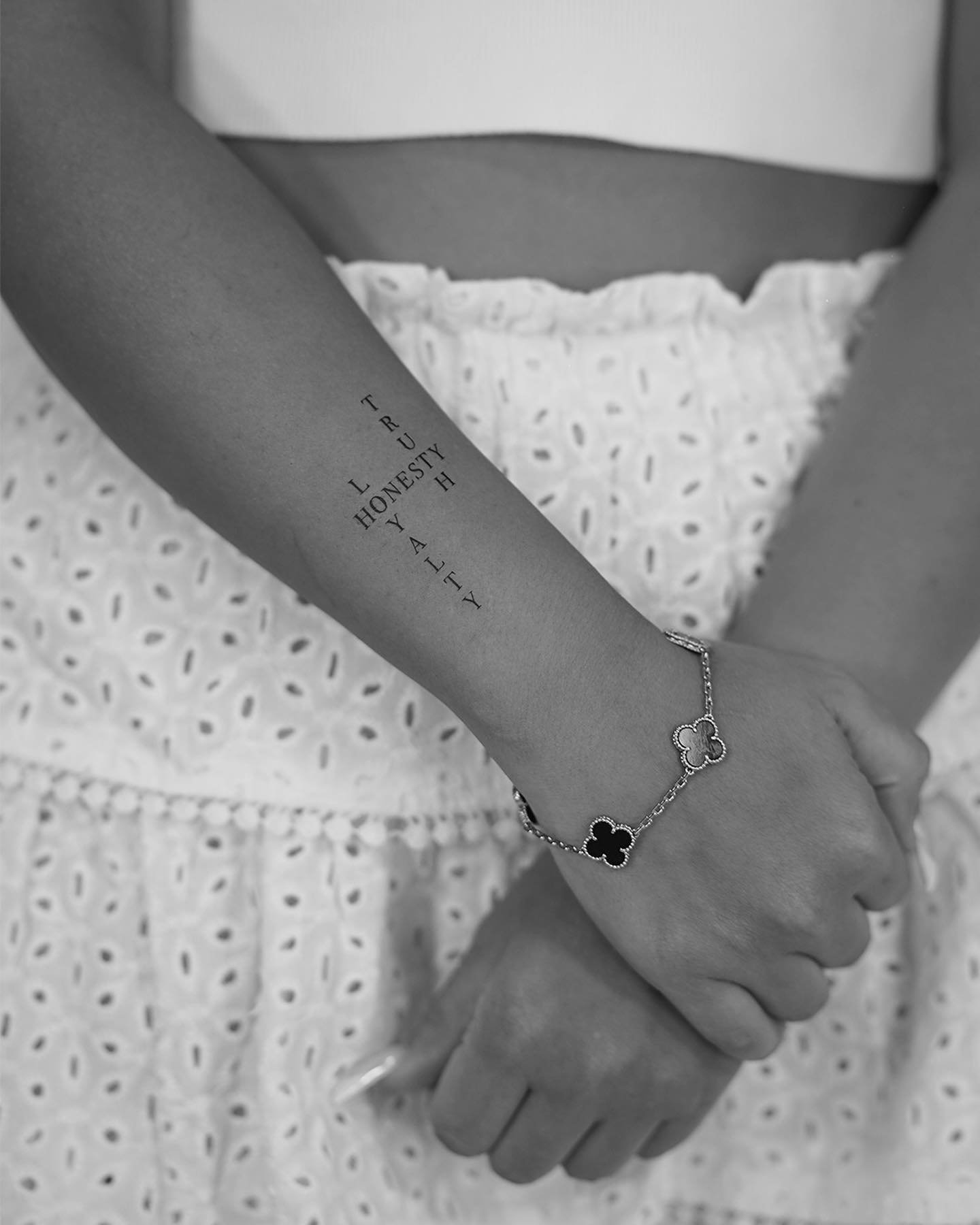 Tatuaje de frase en mano, línea fina Sinkply Madrid