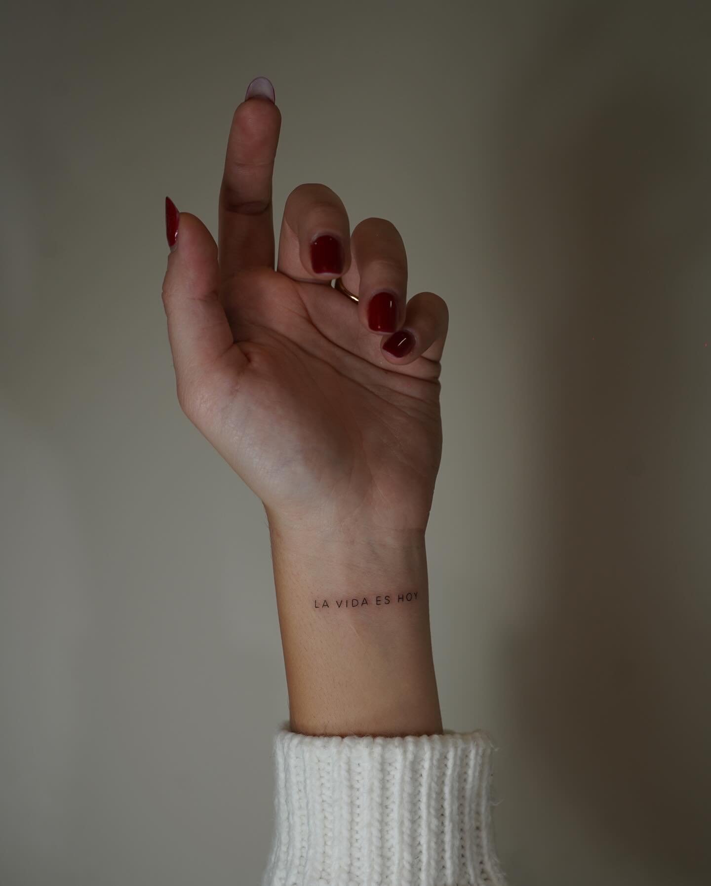 Tatuaje de frase en mano, línea fina Sinkply Madrid