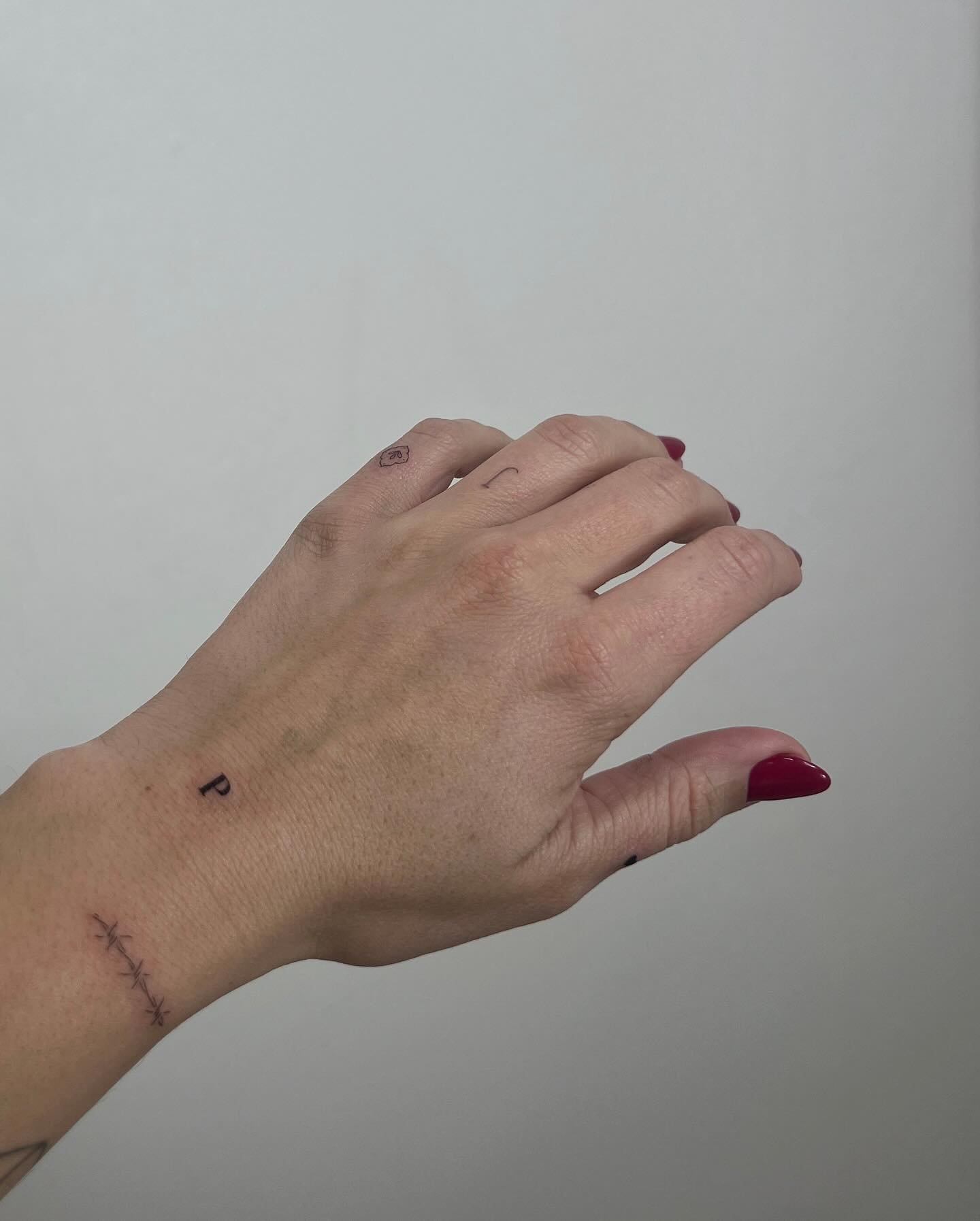 Tatuaje de frase en mano, línea fina Sinkply Madrid