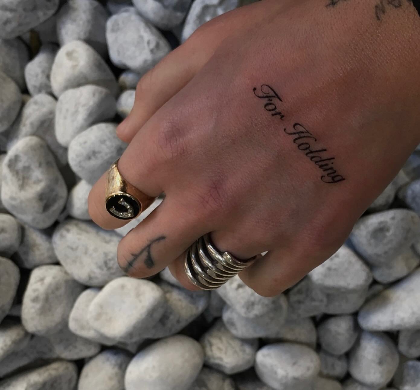 Tatuaje de frase en mano, línea fina Sinkply Madrid