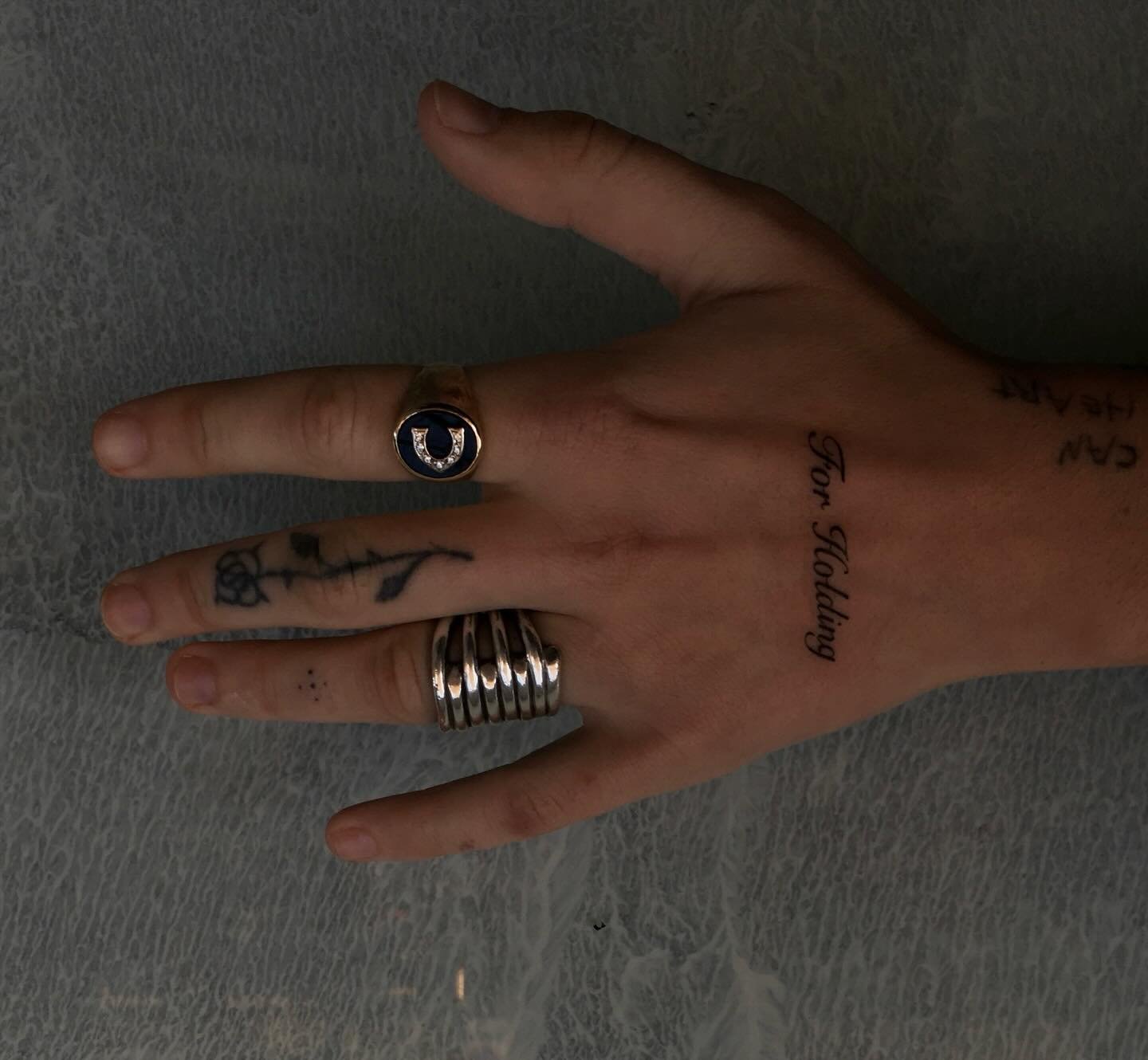 Tatuaje de frase en mano, línea fina Sinkply Madrid