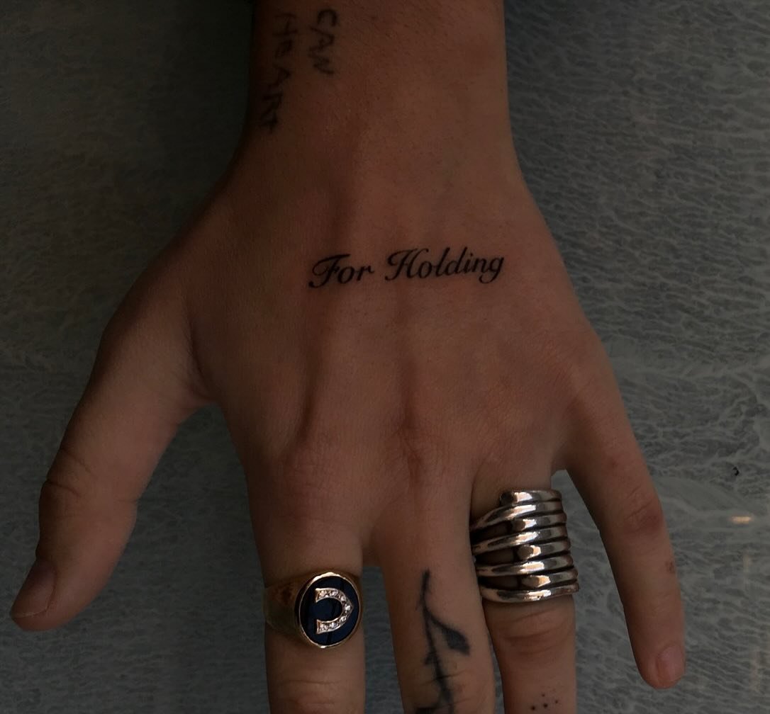 Tatuaje de frase en mano, línea fina Sinkply Madrid