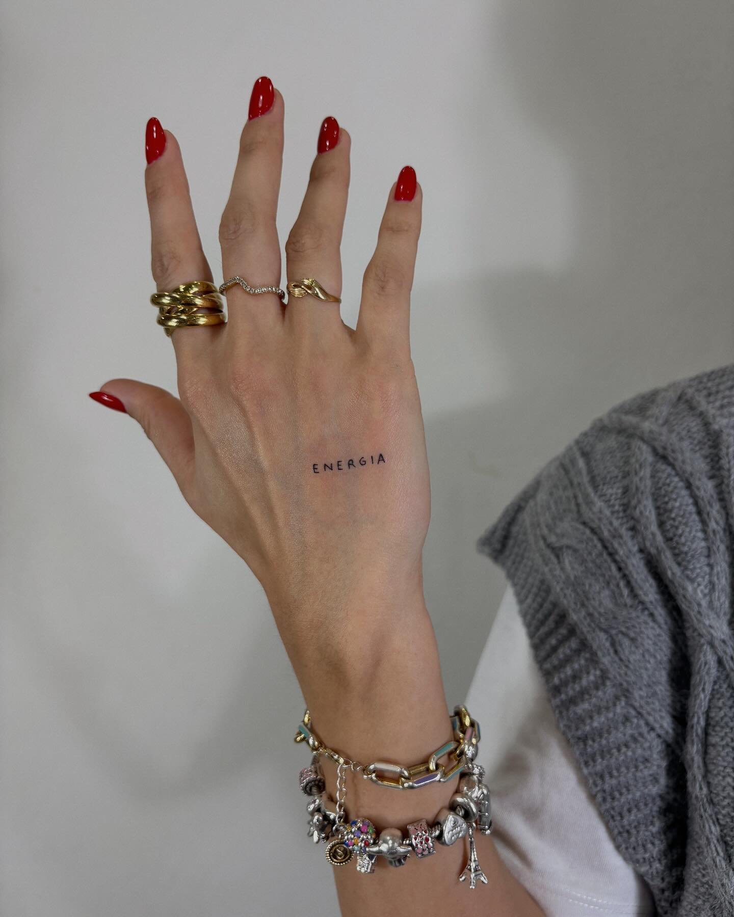 Tatuaje de frase en mano, línea fina Sinkply Madrid