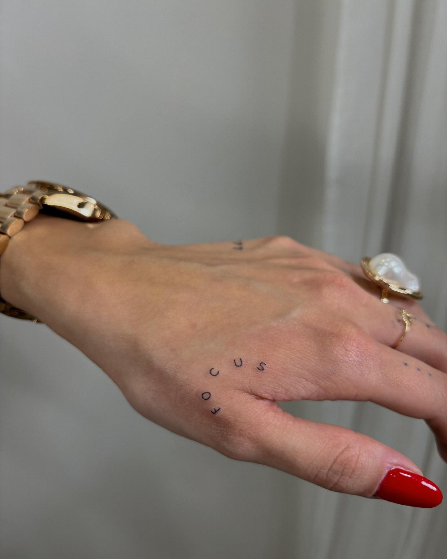 Tatuaje de frase en mano, línea fina Sinkply Madrid