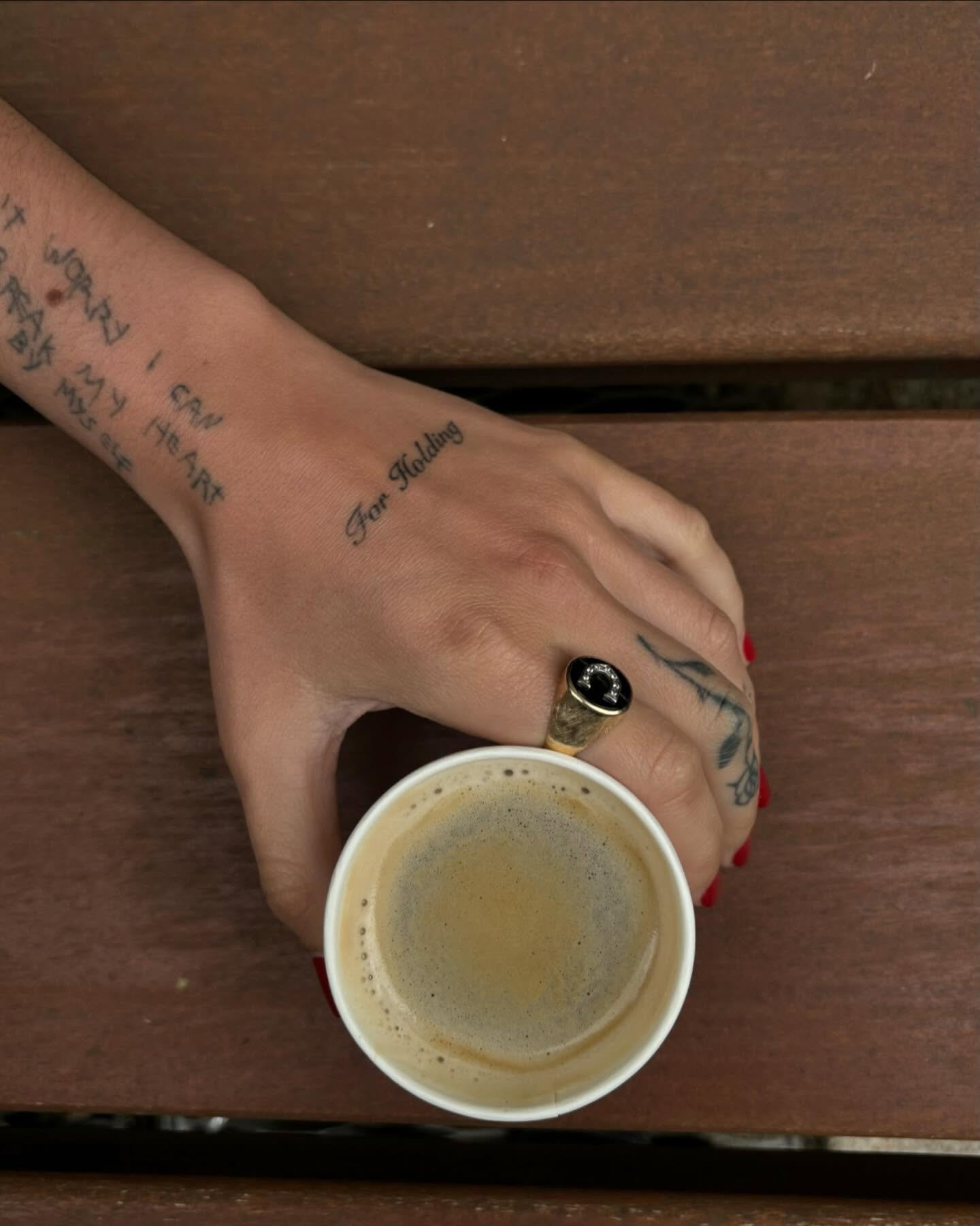 Tatuaje de frase en mano, línea fina Sinkply Madrid
