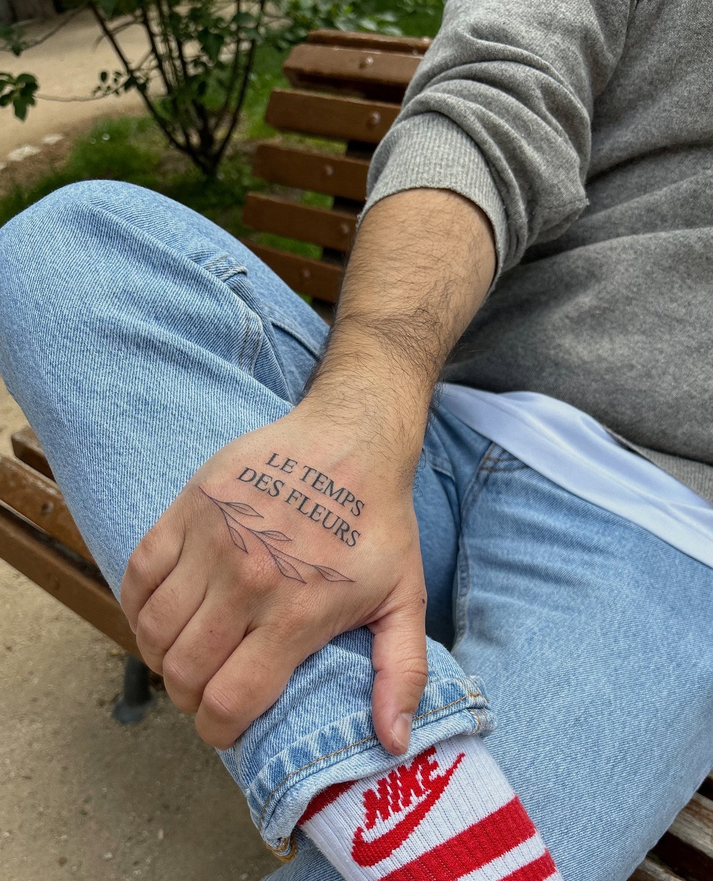Tatuaje de frase en mano, línea fina Sinkply Madrid