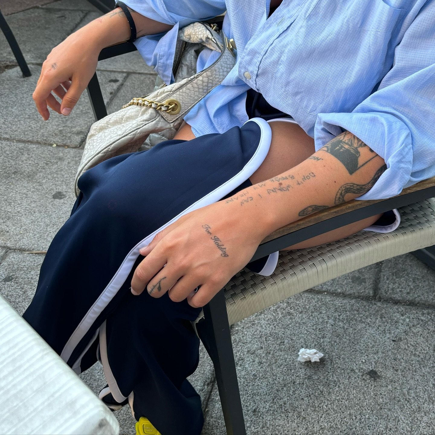 Tatuaje de frase en mano, línea fina Sinkply Madrid