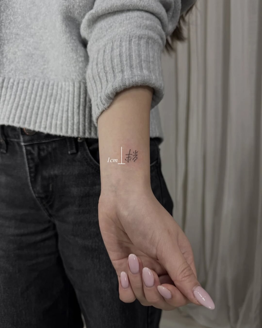 Tatuaje de frase en mano, línea fina Sinkply Madrid